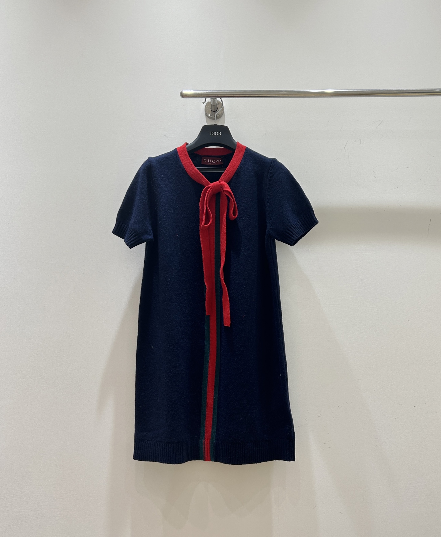 NO:729626,New styles for spring!  Gucci's contrasting color bow-tie knitted short-sleeved dress has a high-end feel and is full-length. The hip-covering design is super slimming, making it easy to wear with an elegant and charming temperament. A must-have for fashionable girls!  ,,gucci,gucci,skirts,T-shirt,19860909春款上新！Gucci古驰撞色蝴蝶结系带针织短袖连衣裙,高级感拉满,包臀设计超显瘦,轻松穿出优雅迷人气质,时尚女孩必备！,,gucci,gucci,skirts,T-shirt,,Women's clothing