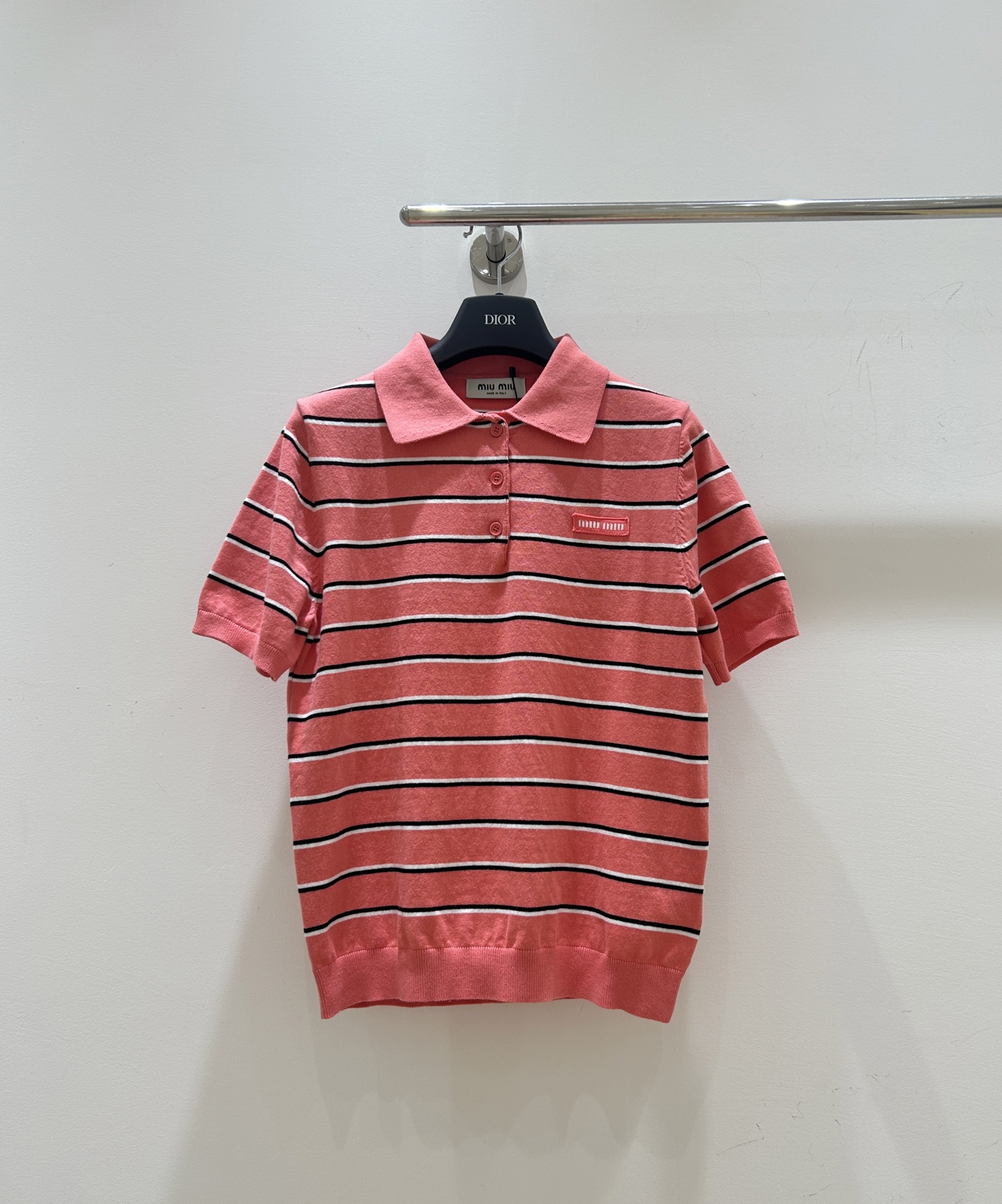 NO:729619,New styles for spring and autumn!  This short-sleeved piece is super eye-catching, embellished with the exquisite logo of miumiu letters, and the contrasting color design is super fashionable. The pink striped knitted lapel is sweet and playful, and you will instantly become a fashionista when you put it on!  ,,miumiu,T-shirt,19860909春秋款上新！这款短袖超吸睛,miumiu字母精致徽标点缀,撞色设计超时尚.粉色条纹针织翻领,甜美又俏皮,穿上秒变潮流达人！,,miumiu,T-shirt,,Women's clothing