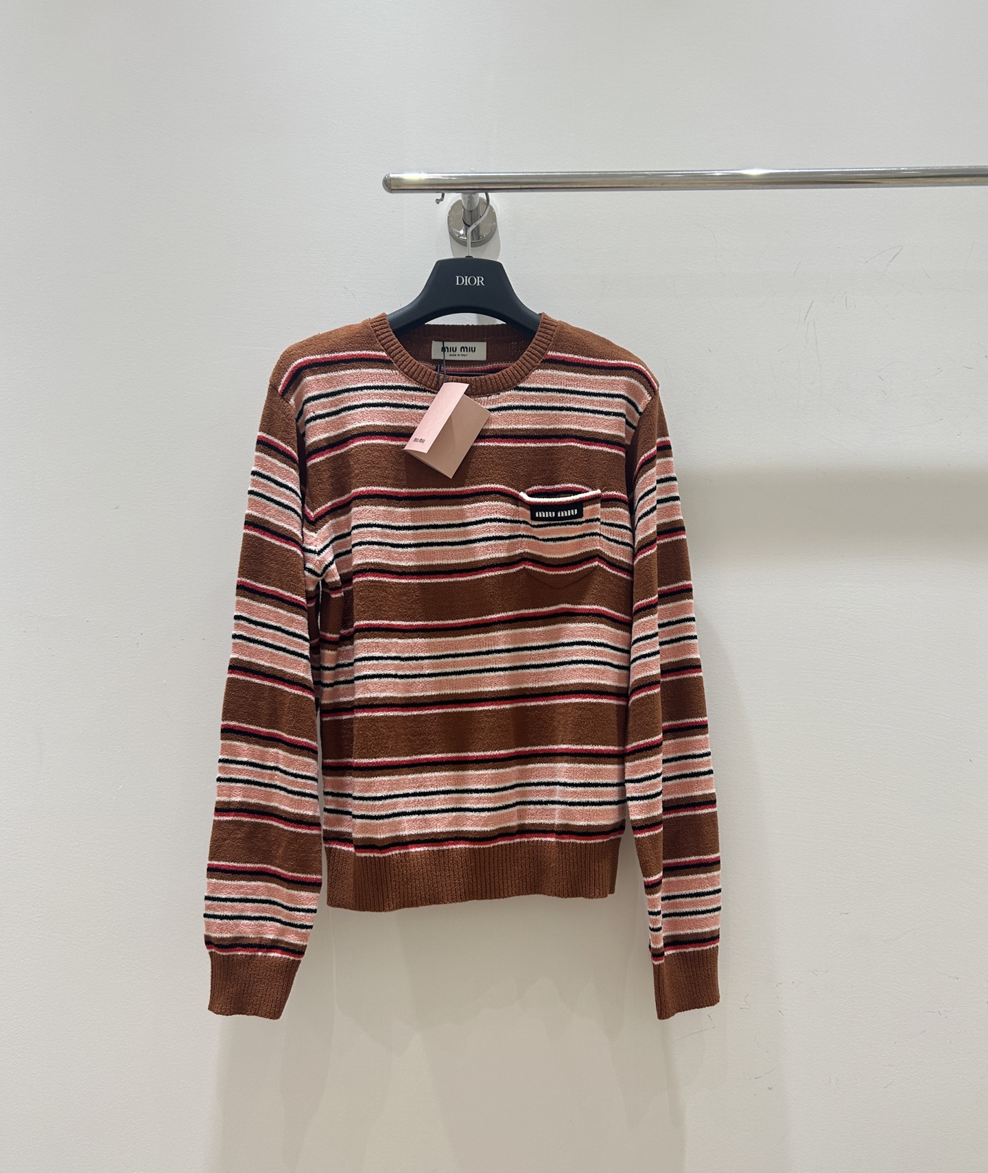 NO:732054,New styles for spring!  This miumiu sweater is amazing!  Brown contrast stripes, super layered. Pocket letter logo, unique and eye-catching. Towel embroidery technology, full of texture, round neck and long sleeves, versatile and comfortable!  ,,miumiu,sweaters,19860909春款上新！这款miumiu毛衣绝了！咖色撞色条纹,超有层次感.口袋字母徽标,个性又吸睛.毛巾绣工艺,质感满满,圆领长袖,百搭又舒适！,,miumiu,sweaters,,Women's clothing