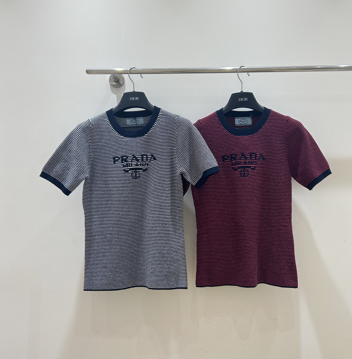 NO:732046,New styles for spring!  This Prada short sleeve is amazing!  The letter embroidery is exquisite, the blue edge is stitched with contrasting stripes, which is super eye-catching. The knitted material is slim and slimming. There are two colors to choose from. You can buy it with your eyes closed!  ,,prada,T-shirt,19860909春款上新！普拉达这款短袖太绝啦！字母刺绣精致,蓝色边拼接撞色条纹超吸睛,针织材质修身显瘦,有二色可选,闭眼入不亏！,,prada,T-shirt,,Women's clothing