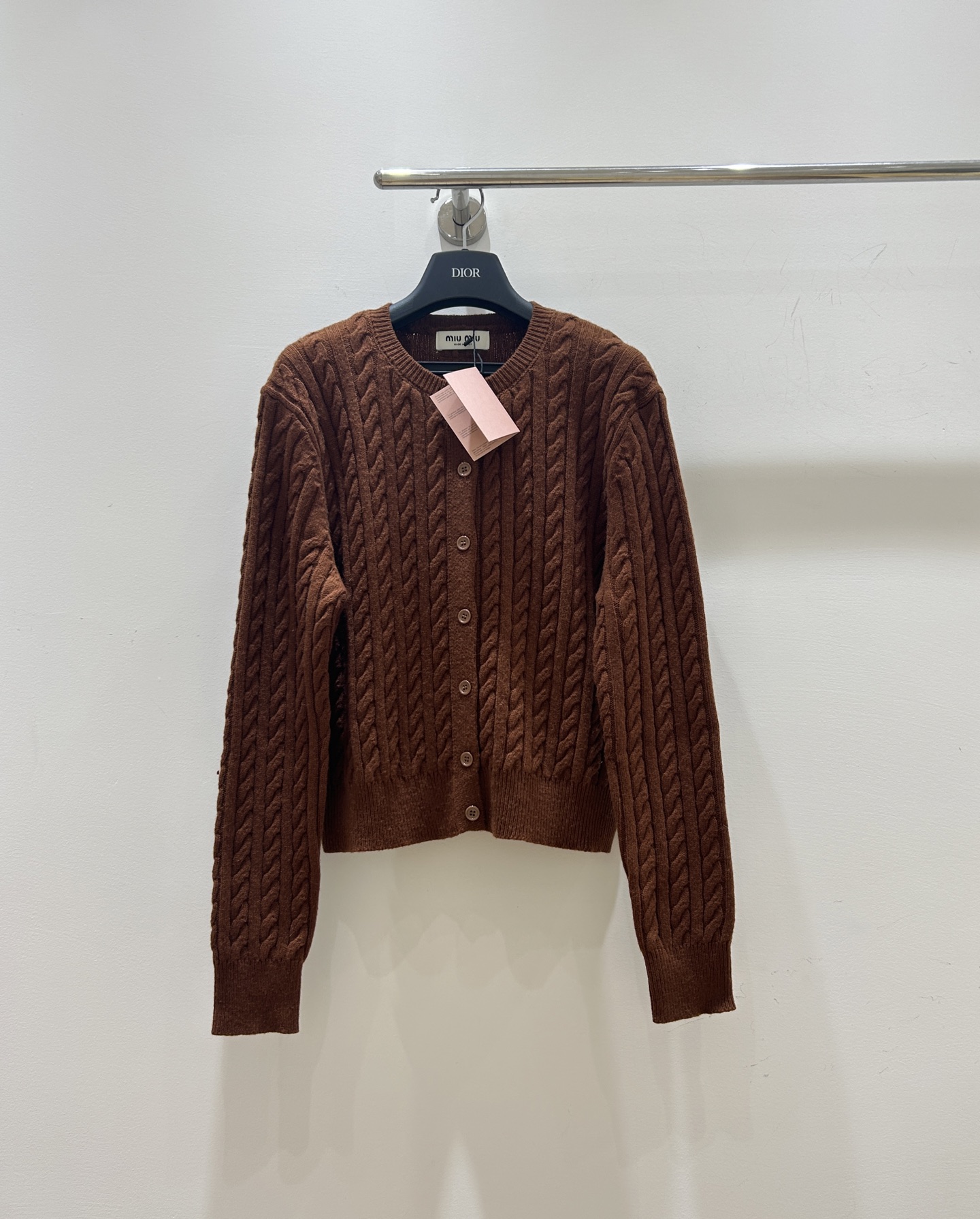 NO:732043,New styles for spring!  This miumiu twisted rope knitted cardigan is amazing!  The coffee color has a very autumn and winter atmosphere. Although it is a spring style, it has a retro warmth. The simple design is versatile and fashionable. Close your eyes and enjoy it!  ,,miumiu,19860909春款上新！这款miumiu麻花扭绳针织开衫绝了！咖色超有秋冬氛围,虽是春款,却自带复古温暖感,简约设计,百搭又时尚,闭眼入！,,miumiu,,Women's clothing