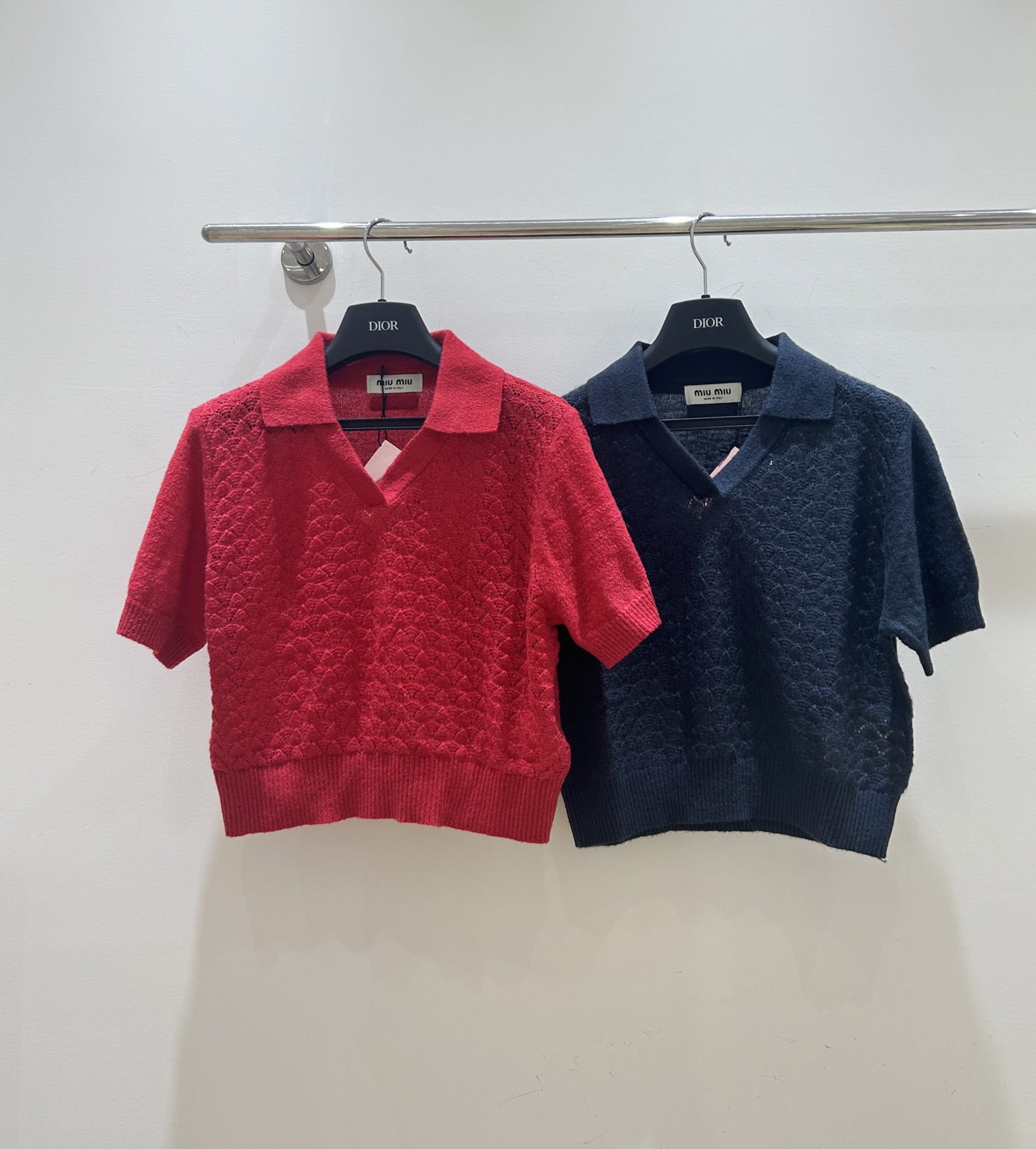 NO:732050,Miumiu's new V-neck knitted short sleeves are here!  】Pick hole hollow design, the lapels are super stylish!  The short-sleeved shorts have a refreshing design and are available in seconds. Grab them quickly. Don’t miss this summer fashion item!  ,,miumiu,shorts,T-shirt,19860909miumiu新款V领针织短款短袖来啦！】挑孔镂空设计,翻领超有型！短袖短裤设计清爽,现货秒发,速抢,别错过这夏日时尚单品！,,miumiu,shorts,T-shirt,,Women's clothing