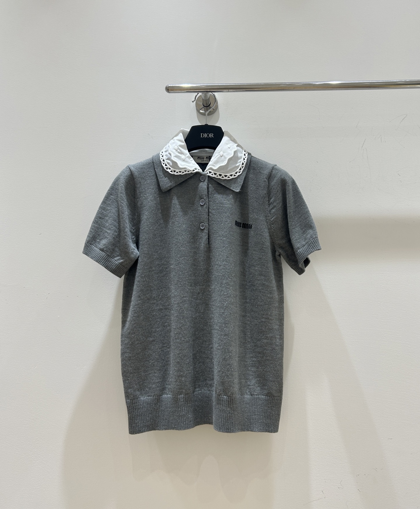 NO:752278,Spring short sleeves are now available!  This is super sweet, with miumiu letter jacquard design, playful and cute doll collar, white lace stitching, fake two-piece knitted lapels, short sleeves and refreshing, girly look!  ,,miumiu,T-shirt,19860909春款短袖上新啦！这款超甜美,miumiu字母提花设计,娃娃领俏皮可爱,白色蕾丝边拼接,假两件针织翻领,短袖清爽,少女感直接拉满！,,miumiu,T-shirt,,Women's clothing