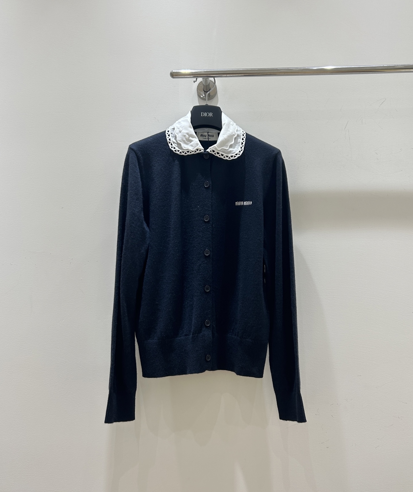 NO:752268,''New spring styles!  This miumiu style knitted cardigan features letter jacquard + doll collar + lace stitching. It has a fake two-piece design with a super layered long-sleeved sweater that is gentle and sweet. It is a must-have for spring!  ''',,miumiu,sweaters,19860909''春款上新！这款miumiu风针织开衫绝了字母提花+娃娃领+蕾丝边拼接,假两件设计超有层次感长袖毛衣温柔又甜美,春日穿搭必备！''',,miumiu,sweaters,,Women's clothing