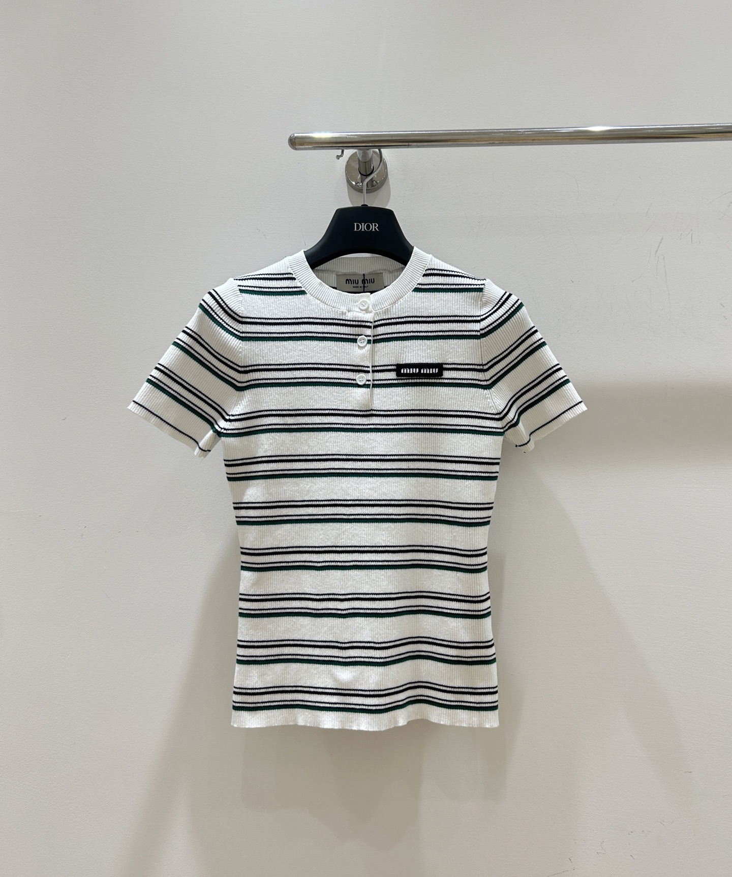 NO:734525,Spring short sleeves are now available!  This model with the miumiu letter logo is super eye-catching, with a unique half-open button design, fashionable contrasting black and white stripes, round neck and short sleeves, refreshing and versatile, come and get it now!  ,,miumiu,T-shirt,19860909春款短袖上新啦！这款miumiu字母徽标款超吸睛,半开胸纽扣设计独特,黑白条纹撞色时髦,圆领短袖,清爽又百搭,速来入手！,,miumiu,T-shirt,,Women's clothing