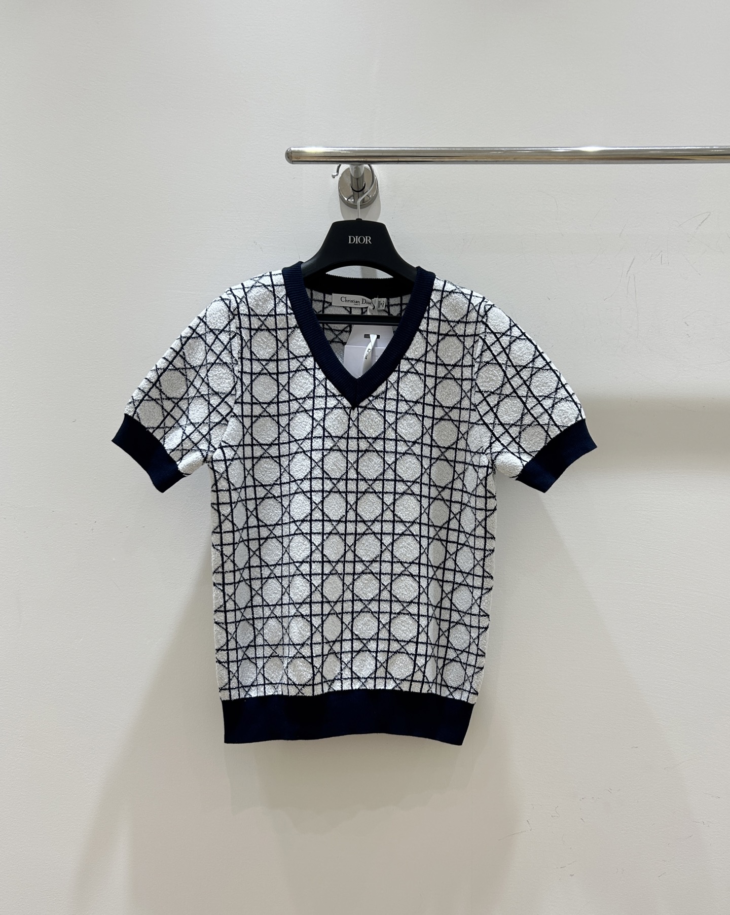 NO:738963,New styles for spring!  This Dior Dior is amazing!  The rhombus jacquard design is super textured, the blue stitching is fashionable and eye-catching, the knitted fabric is comfortable and skin-friendly, and the V-neck short sleeves show elegance. Come in now!  ,,dior,dior,T-shirt,19860909春款上新！Dior迪奥这款太绝啦！菱格提花设计超有质感,蓝色拼接时尚又吸睛,针织面料舒适亲肤,V领短袖,尽显优雅气质,速来入！,,dior,dior,T-shirt,,Women's clothing