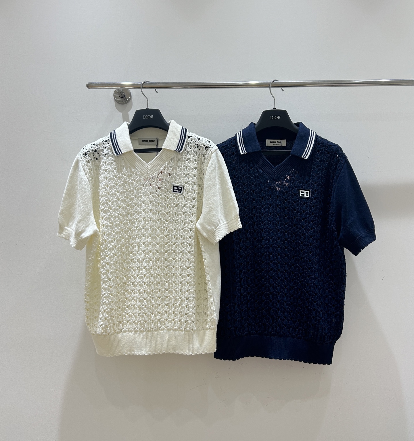 NO:762571,New styles for spring!  This knitted short-sleeve is super eye-catching, embellished with the miumiu letter logo, unique perforated hollow design, romantic wavy lace splicing, and a small V-neck to modify the neck. It is fashionable and fresh. Come and buy it now!  ,,miumiu,T-shirt,19860909春款上新！这款针织短袖超吸睛,miumiu字母徽标点缀,挑孔镂空设计独特,波浪花边拼接浪漫,小V领修饰脖颈,时尚又清新,速来抢购！,,miumiu,T-shirt,,Women's clothing