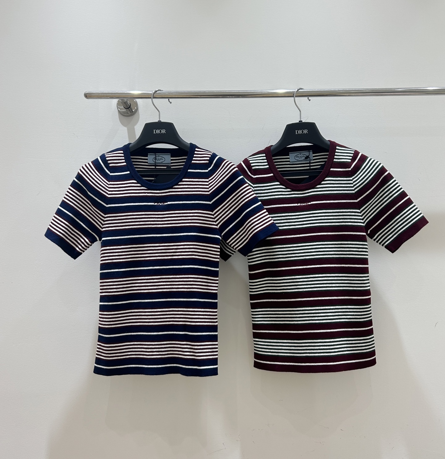 NO:761943,New styles for spring!  Prada’s contrasting striped knitted short-sleeves are amazing!  The round neck design is simple, the slim fit is super slim, versatile and casual, easy to control various styles, a must-have for your spring wardrobe!  ,,prada,T-shirt,19860909春款上新！普拉达这款撞色条纹针织短袖绝了！圆领设计简约,修身版型超显瘦,百搭又休闲,轻松驾驭各种风格,春日衣橱必备！,,prada,T-shirt,,Women's clothing