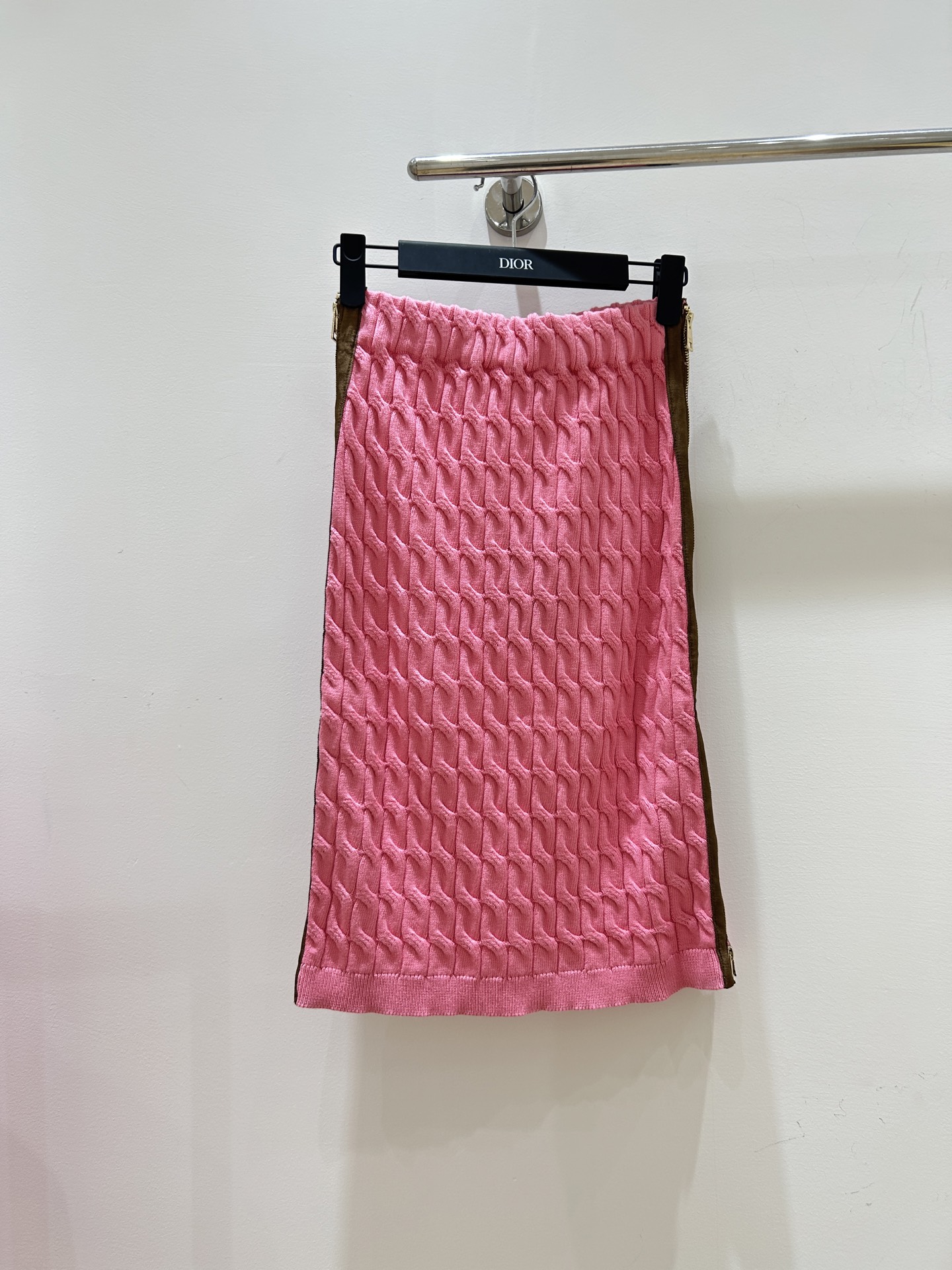 NO:739580,The new 2026 early spring Fendi pink skirt is really crazy. The three-dimensional cable knitting is so soft and crisp, and the upper body instantly looks 10 pounds slimmer. The side brown corduroy stitching + metal zipper design is full of retro modernity ~ details are ecstatic!  The zipper puller has a delicate little gold label, and the lining is also super solid. The clothes hanger is so textured when photographed, and the real thing is even better!  You can hold it for daily commuting or dating. The pink color is not fluorescent and super white ~ sisters, believe me, you can walk without stepping on thunder with your eyes closed, fendi, fendi, skirts,198609092026早春新款这条芬迪Fendi粉裙真的杀疯了一眼沦陷的立体绞花针织,软糯又挺括,上身瞬间显瘦10斤侧边棕咖色灯芯绒拼接+金属拉链设计,复古摩登感拉满～细节控狂喜！拉链头是精致小金标,内衬做工也超扎实挂衣架拍都这么有质感,实物更绝！日常通勤or约会都能hold住,粉色不荧光、超显白～姐妹们信我,闭眼入不踩雷,,fendi,fendi,skirts,,Women's clothing