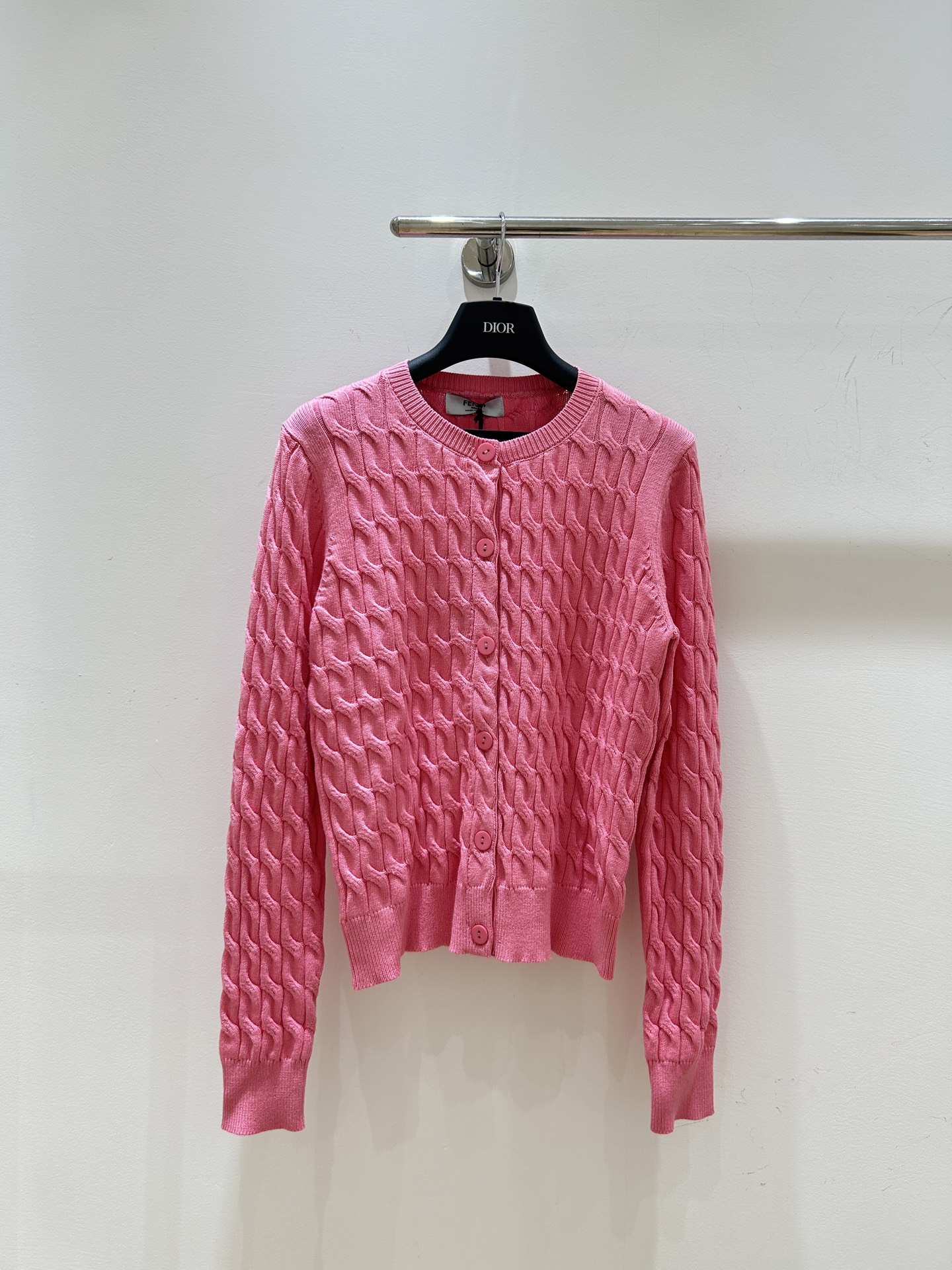 NO:739578,The new 2026 early spring Fendi pink knitted cardigan is too exciting for me. The three-dimensional cable texture is super textured, and the upper body instantly looks slimmer and gentler~ The round neck + short design is super friendly to little people. The buttons are in the same color, and the details are perfect!  The cotton material is soft and skin-friendly. It is perfect for wearing alone or layered in spring and autumn. The clothes hanger looks very high-end when photographed, and it is even more stunning in person!  ,,fendi,fendi,198609092026早春新款这件芬迪 Fendi粉针织开衫也太戳我了立体绞花纹理超有质感,上身瞬间显瘦又温柔～圆领+短款设计对小个子超友好纽扣是同色系的,细节满分！棉材质软糯亲肤,春秋单穿或内搭都绝绝子～挂衣架拍出来就很有高级感,实物更惊艳！,,fendi,fendi,,Women's clothing