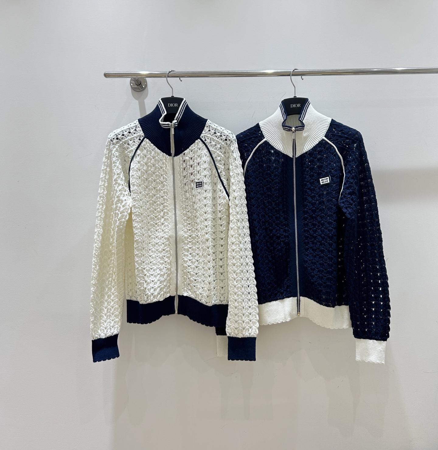 NO:749406,New styles for spring!  This knitted hollow zipper cardigan with long sleeves is super eye-catching. It is embellished with the miumiu letter logo, has a unique perforated hole design, romantic wavy lace splicing, and a stand-up collar to modify the neck. It is fashionable and fresh. Come and buy it now!  ,,miumiu,19860909春款上新！这款针织镂空拉链开衫长袖超吸睛,miumiu字母徽标点缀,挑孔镂空设计独特,波浪花边拼接浪漫,立领修饰脖颈,时尚又清新,速来抢购！,,miumiu,,Women's clothing