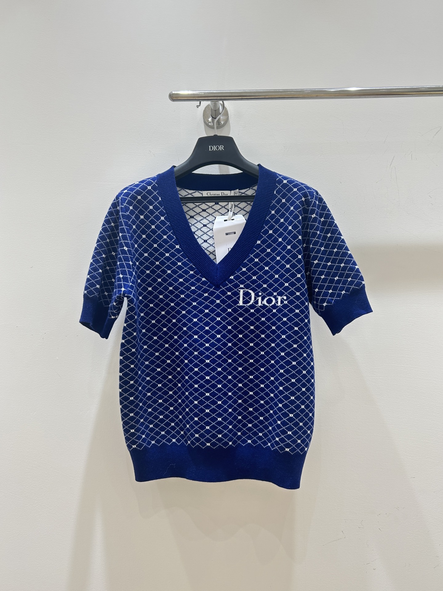 NO:753247,New styles for spring!  Dior's rhombus jacquard knitted V-neck short sleeves, the blue color is super eye-catching!  The V-neck design makes the neck longer, the short sleeves are neat, and the rhombus jacquard adds sophistication, making it fashionable and versatile!  ,,dior,dior,T-shirt,19860909春款上新！Dior迪奥这款菱格提花针织V领短袖,蓝色超吸睛！V领设计显脖颈修长,短袖利落,菱格提花添精致,时尚又百搭！,,dior,dior,T-shirt,,Women's clothing