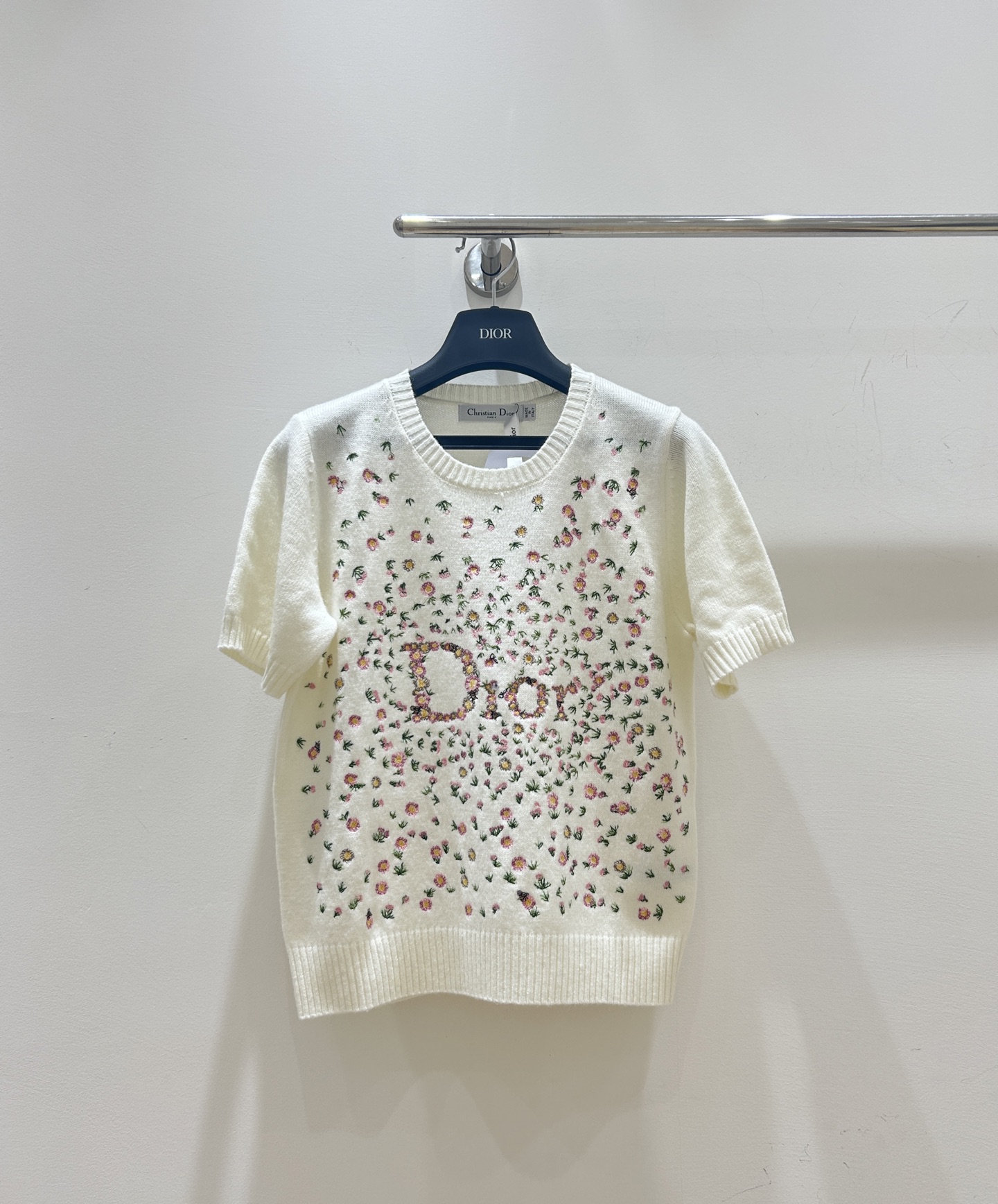 NO:753245,New styles for spring!  Dior Dior’s trend is so exciting for girls!  Small pink flowers bloom on exquisite embroidered knitted fabrics, and the round neck and short-sleeved design are fresh and sweet, filling the spring atmosphere!  ,,dior,dior,T-shirt,19860909春款上新！Dior迪奥这波太戳少女心啦！粉色小花朵绽放在精致刺绣针织上,圆领短袖设计,清新又甜美,春日氛围感直接拉满！,,dior,dior,T-shirt,,Women's clothing