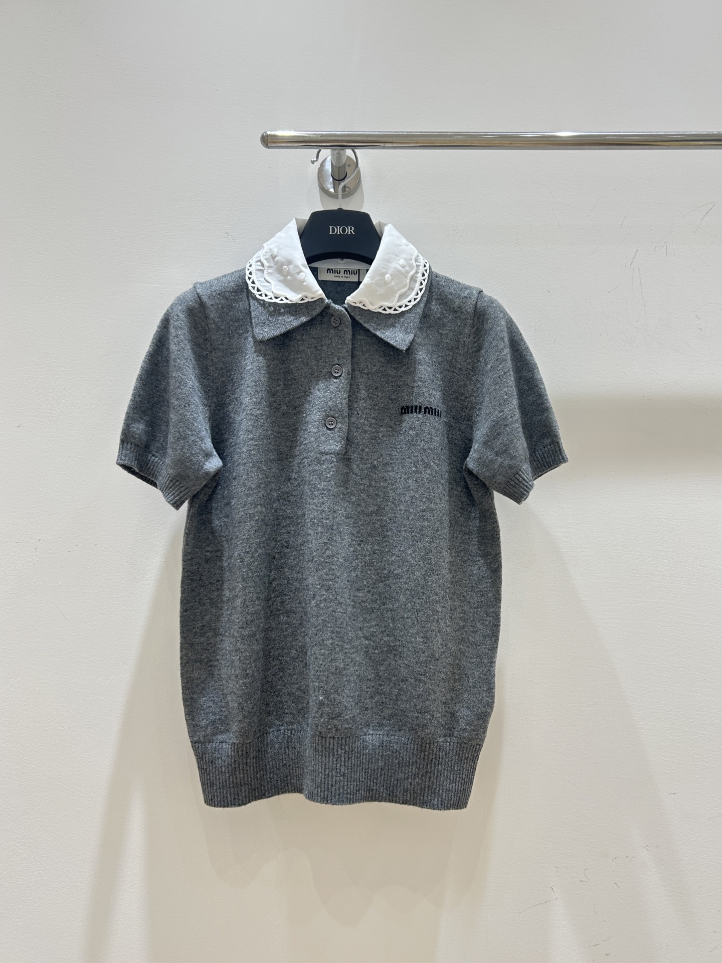 NO:761919,Spring short sleeves are now available!  This is super sweet, with miumiu letter jacquard design, playful and cute doll collar, white lace stitching, fake two-piece knitted lapels, short sleeves and refreshing, girly look!  ,,miumiu,T-shirt,19860909春款短袖上新啦！这款超甜美,miumiu字母提花设计,娃娃领俏皮可爱,白色蕾丝边拼接,假两件针织翻领,短袖清爽,少女感直接拉满！,,miumiu,T-shirt,,Women's clothing