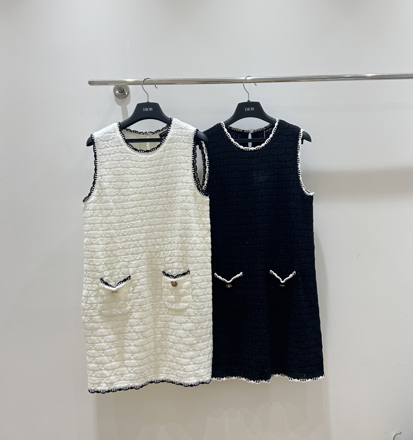 NO:761915,New styles for spring!  Chanel's summer contrasting lace U-neck knitted short sleeveless vest dress is light and breathable, versatile and age-reducing. It has a unique design and can easily create a fashionable look. It is a must-have item for summer!  Two colors and three sizes are available from stock.,,chanel,chanel,skirts,19860909春款上新！Chanel香奈儿夏季撞色花边U领针织短款无袖背心连衣裙,轻盈透气,百搭又减龄,独特设计感,轻松打造时尚造型,夏日必备单品！二色三码现货供应.,,chanel,chanel,skirts,,Women's clothing