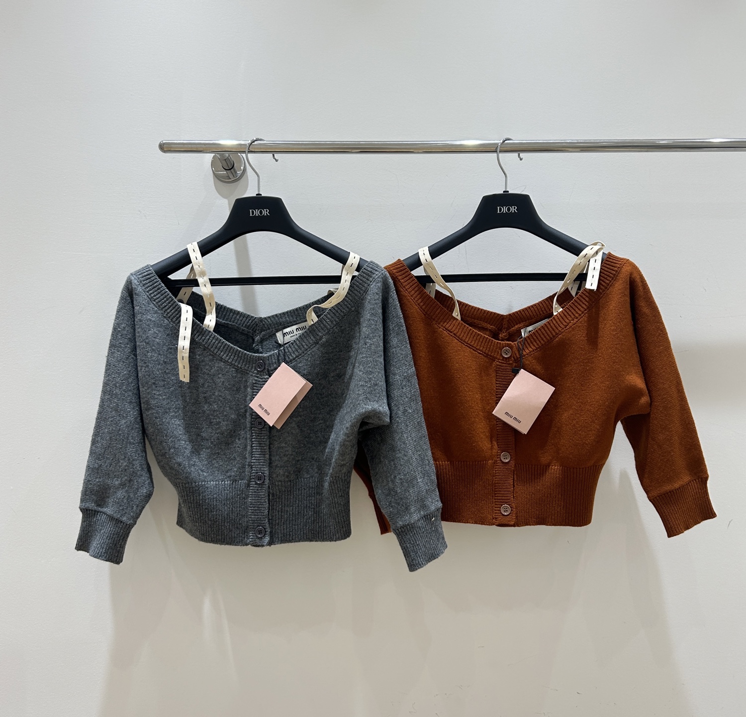 NO:762574,New styles for spring!  This niche design sweater from miumiu is amazing!  The one-shoulder design exposes your charming collarbone, and the short version shows off your leg length. The long-sleeved knitted cardigan is soft and comfortable, a must-have for spring!  ,,miumiu,sweaters,19860909春款上新！miumiu这款小众设计感毛衣绝了！一字肩设计,露出迷人锁骨,短款版型超显腿长.长袖针织开衫,柔软舒适,春季穿搭必备！,,miumiu,sweaters,,Women's clothing