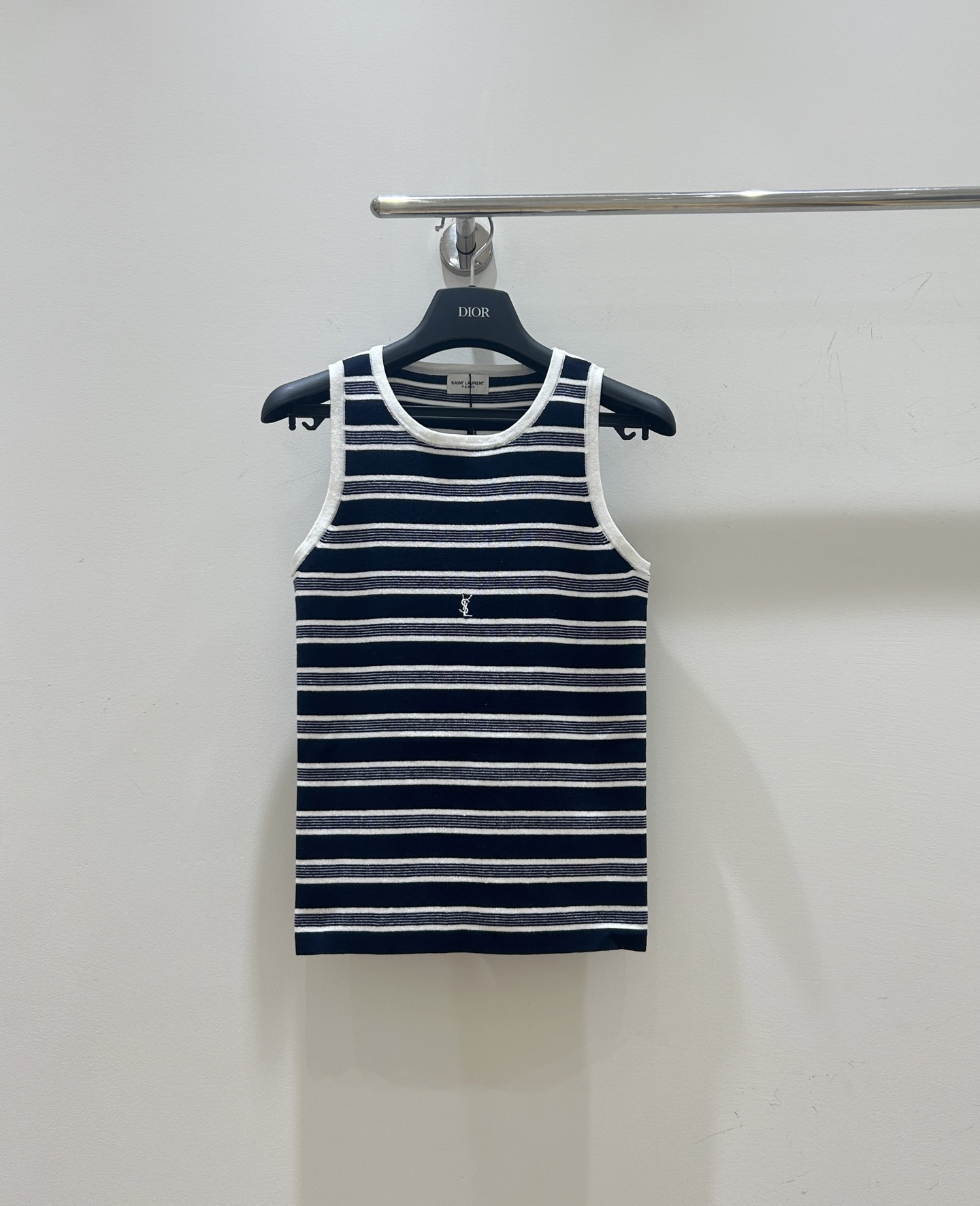 NO:762580,New styles for spring!  Saint Laurent YSL navy blue and white striped knitted vest, the classic design will never go out of style. The simple lines outline a sense of luxury, easy to match, showing elegance, a must-have for your spring wardrobe!  ,,saint laurent,saint laurent,19860909春款上新！圣罗兰YSL藏蓝与白色间色条纹针织背心,经典设计永不过时.简约线条勾勒高级感,轻松搭配,尽显优雅气质,春日衣橱必备！,,saint laurent,saint laurent,,Women's clothing