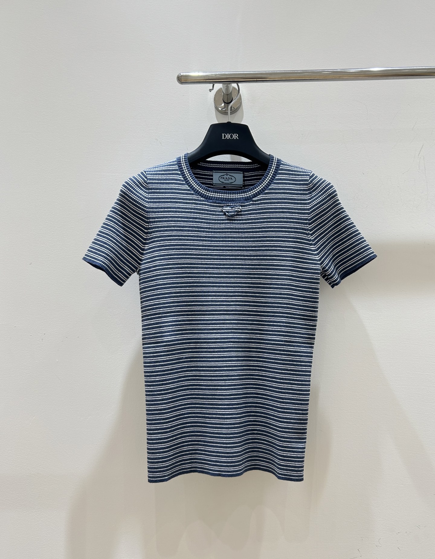 NO:795219,New styles for spring!  Prada’s light blue contrast striped knitted round neck short sleeves are so eye-catching!  Gentle blue with striped design, simple and fashionable, short-sleeved version, perfect for spring wear, come and get it now!  ,,prada,T-shirt,19860909春款上新！普拉达这款浅蓝色撞色条纹针织圆领短袖太吸睛！温柔蓝调搭配条纹设计,简约又时尚,短袖版型,春日穿超合适,速来入手！,,prada,T-shirt,,Women's clothing