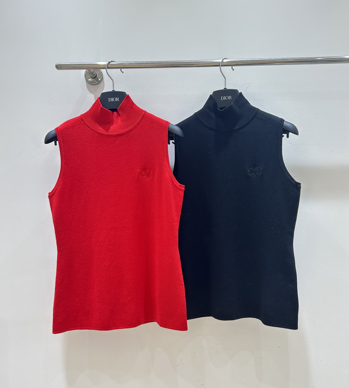 NO:795217,New models are available!  Loewe's high-neck knitted Tencel vest is here!  Available in four colors, fashionable and versatile. Made of Tencel, skin-friendly and breathable, with high collar design, warm and elegant, come and buy it now!  ,,loewe,19860909新款上新！罗意威高领针织天丝背心来啦！四色可选,时尚百搭.天丝材质,亲肤透气,高领设计,保暖又显气质,速来抢购！,,loewe,,Women's clothing