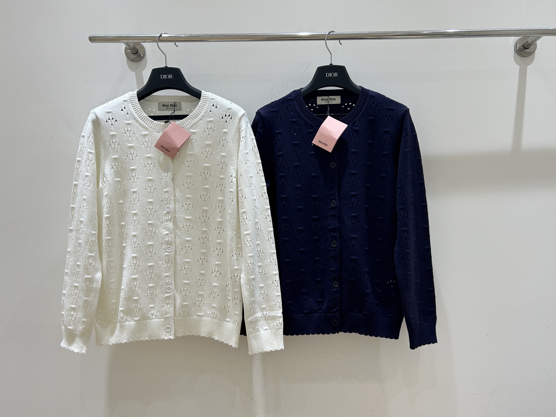 NO:795215,New styles for spring!  This miumiu style knitted cardigan long-sleeved jacket is amazing!  The perforated hollow lace stitching design is playful and sweet, with a cute and fresh style. You can instantly transform into a spring sweetheart when you put it on, come and get it!  Two colors ready for delivery!  ,,miumiu,jackets & coats,19860909春款上新！这款miumiu风针织开衫长袖外套绝了！挑孔镂空花边拼接设计,俏皮又甜美,可爱清新风格,穿上秒变春日小甜心,速来get！二色现货发！,,miumiu,jackets & coats,,Women's clothing
