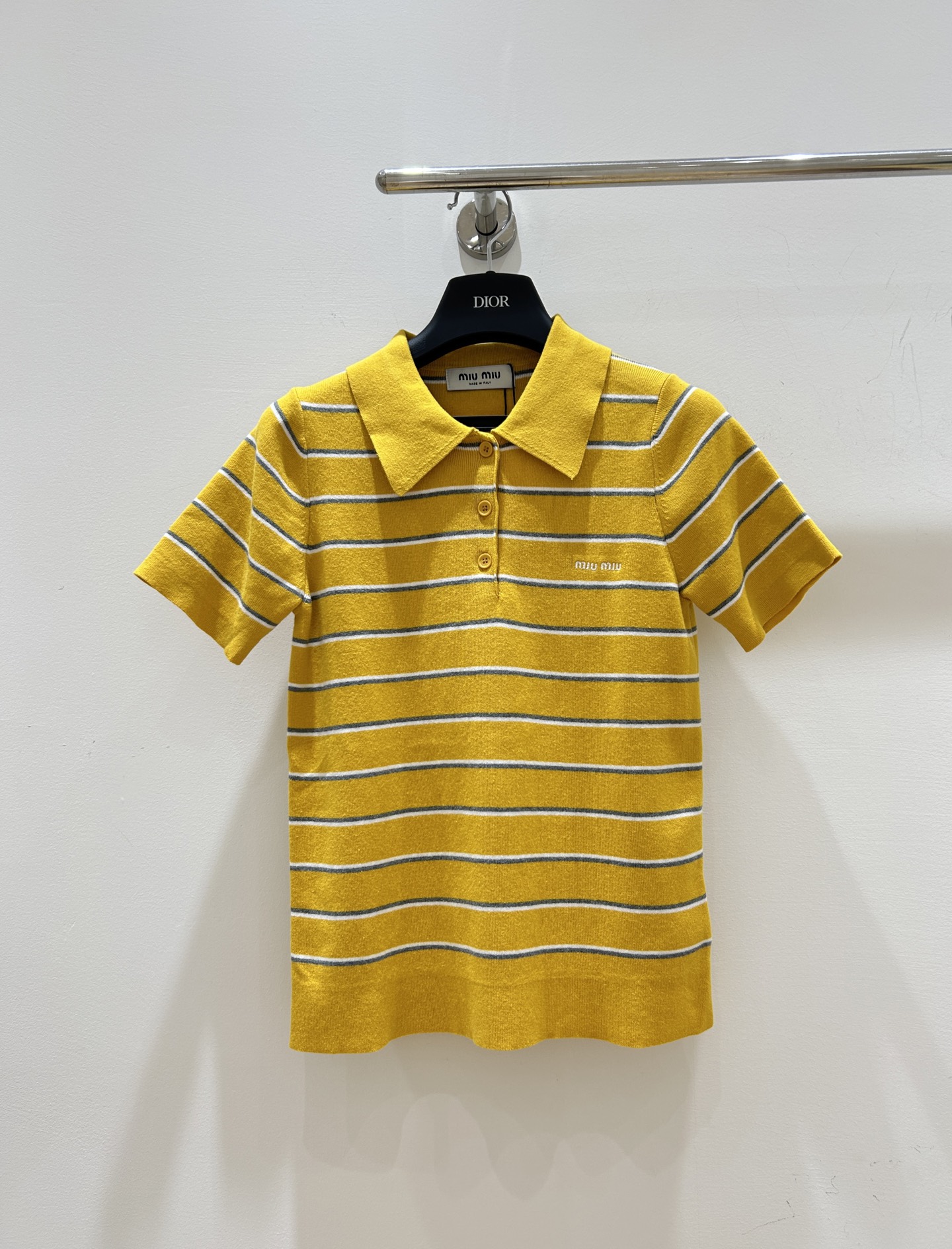NO:796752,[New models are in stock and shipped instantly!  】MiuMiu style letter embroidered yellow striped knitted short sleeves are here!  The lapel design is super elegant, the short sleeves are refreshing and energetic, and the screen is filled with the breath of spring. Grab it now!  ,,miumiu,T-shirt,19860909【新款现货秒发！】MiuMiu风字母刺绣黄色条纹针织短袖来啦！翻领设计超显气质,短袖清爽又活力,满屏都是春天的气息,速抢！,,miumiu,T-shirt,,Women's clothing