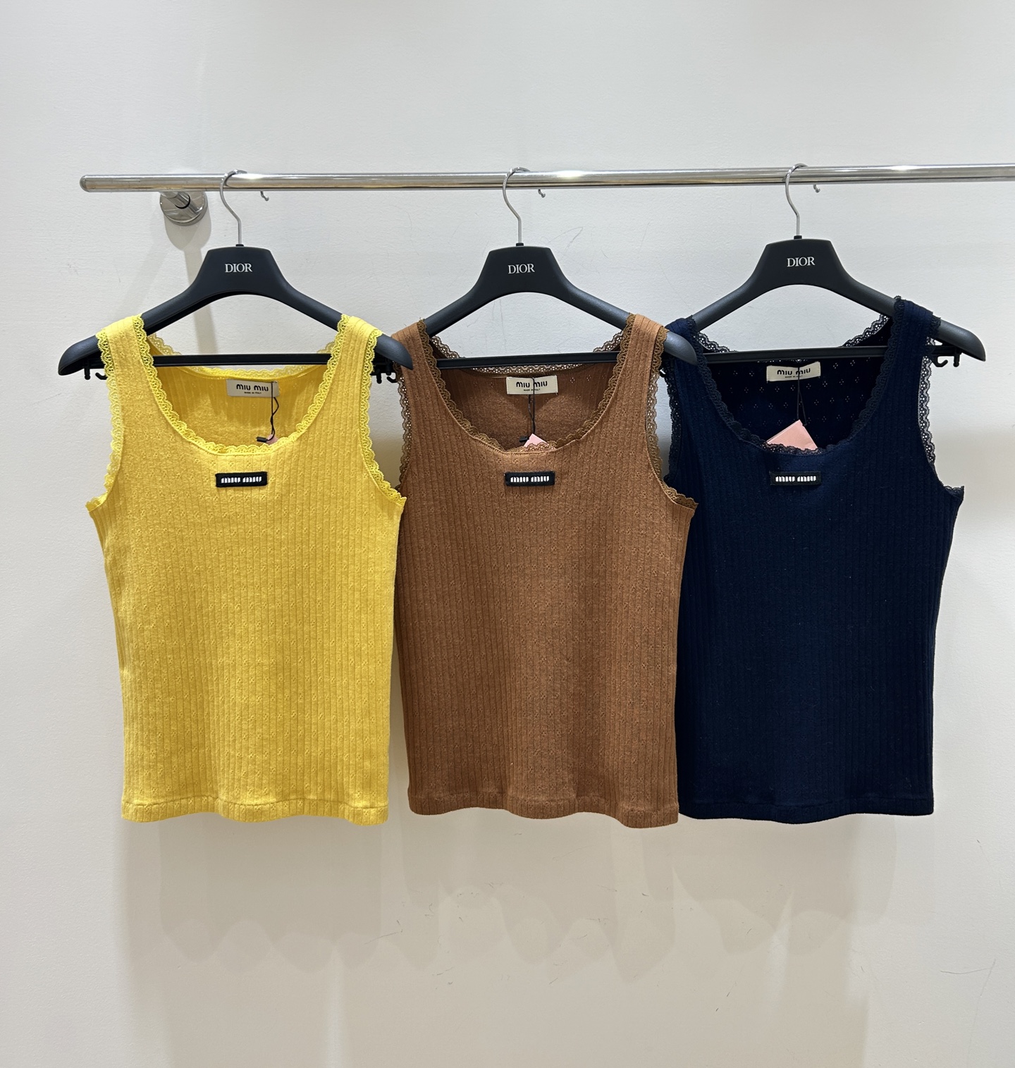 NO:796749,Summer new styles are coming!  This knitted short-sleeve is super eye-catching, embellished with the miumiu letter logo, cut-out holes and lace design, U-neck suspender three-color vest. It is full of hot girl style, hurry up and grab it!  ,,miumiu,T-shirt,19860909夏季新款现货来袭！这款针织短袖超吸睛,miumiu字母徽标点缀,挑孔镂空搭配花边设计,U领吊带三色背心 辣妹风拉满,速来抢！,,miumiu,T-shirt,,Women's clothing