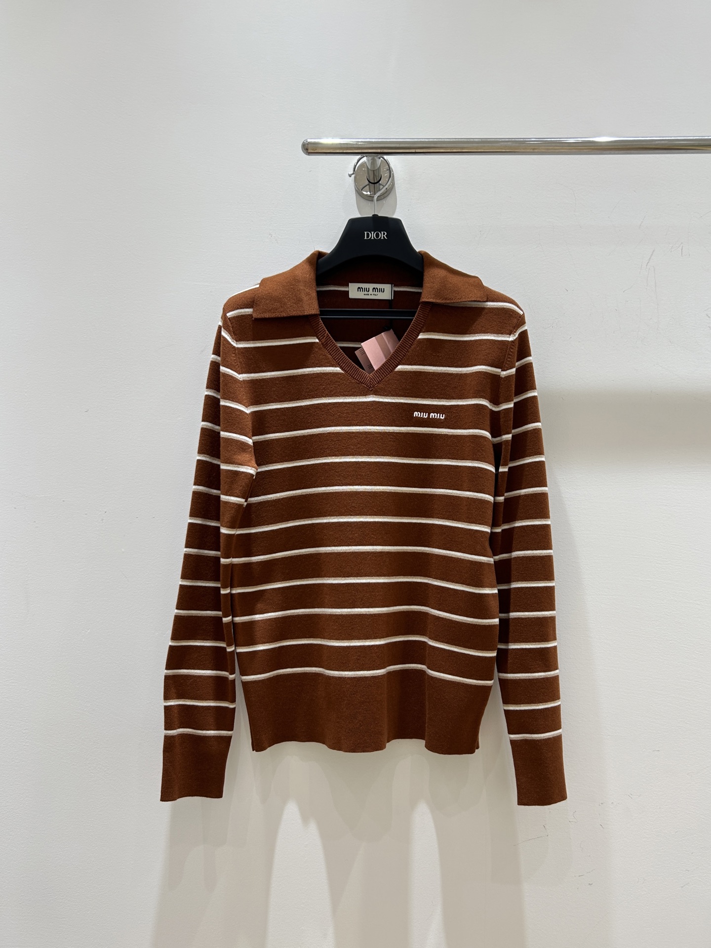 NO:797764,New models are available!  This miumiu letter embroidered sweater has classic and fashionable brown and white stripes, a small V-neck design that modifies the neck, and long sleeves that keep you warm and show off your temperament. It is a must-have item in your wardrobe, come and buy it now!  ,,miumiu,19860909新款上新！这款miumiu字母刺绣针织衫,咖白条纹经典又时尚,小V领设计修饰脖颈,长袖保暖又显气质,衣橱必备单品,速来抢购！,,miumiu,,Women's clothing