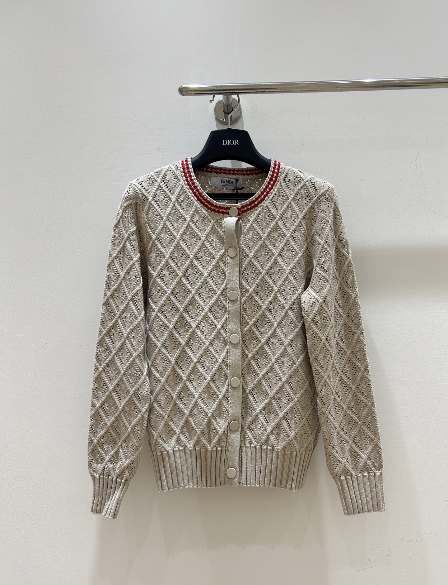 NO:798726,New models are available!  Fendi Fendi's women's knitted cardigan with holes and diamonds is so amazing!  The contrasting round neck design is fashionable and eye-catching, making it easy to create a unique outfit. Don’t miss it if you love beauty!  ,,fendi,fendi,19860909新款上新！Fendi芬迪这款挑孔镂空菱格女士针织开衫太绝啦！撞色圆领设计,时尚又吸睛,轻松打造独特穿搭,爱美的姐妹别错过！,,fendi,fendi,,Women's clothing