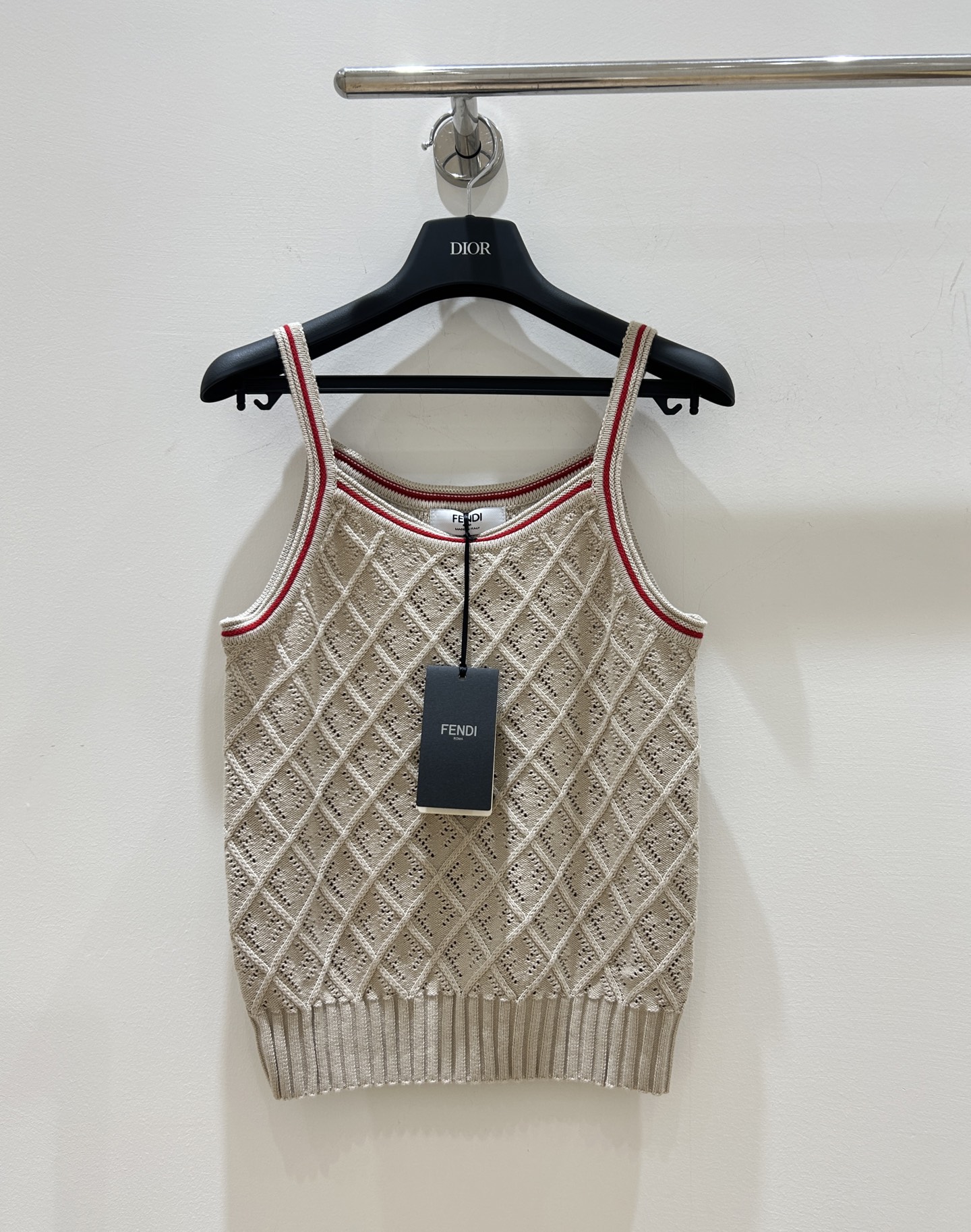 NO:798723,New models are available!  Fendi Fendi's women's knitted camisole with holes and diamonds is so amazing!  The contrasting round neck design is fashionable and eye-catching, making it easy to create a unique outfit. Don’t miss it if you love beauty!  ,,fendi,fendi,19860909新款上新！Fendi芬迪这款挑孔镂空菱格女士针织吊带背心太绝啦！撞色圆领设计,时尚又吸睛,轻松打造独特穿搭,爱美的姐妹别错过！,,fendi,fendi,,Women's clothing