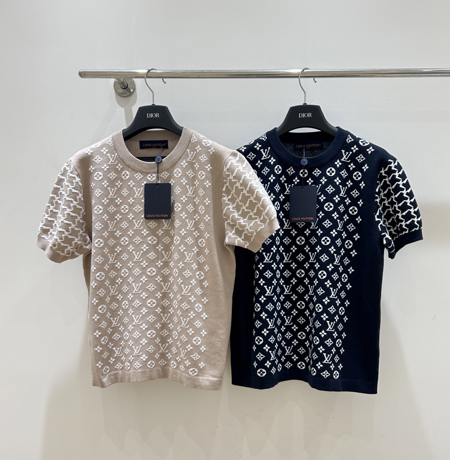 NO:798745,New models available in seconds!  Louis Vuitton's LV women's top is coming. Made of cotton blend material, jacquard craftsmanship creates a two-color presbyopia pattern. It has a knitted round neck and short sleeves. It is fashionable and comfortable. Come and buy it now!  Two colors and three sizes available from stock, louis vuitton, louis vuitton, T-shirt,19860909新款现货秒发！路易威登LV女士上衣来袭,棉质混纺材质,提花工艺打造双色老花图案,针织圆领搭配短袖,时尚又舒适,速来抢购！二色三码现货供应,,louis vuitton,louis vuitton,T-shirt,,Women's clothing