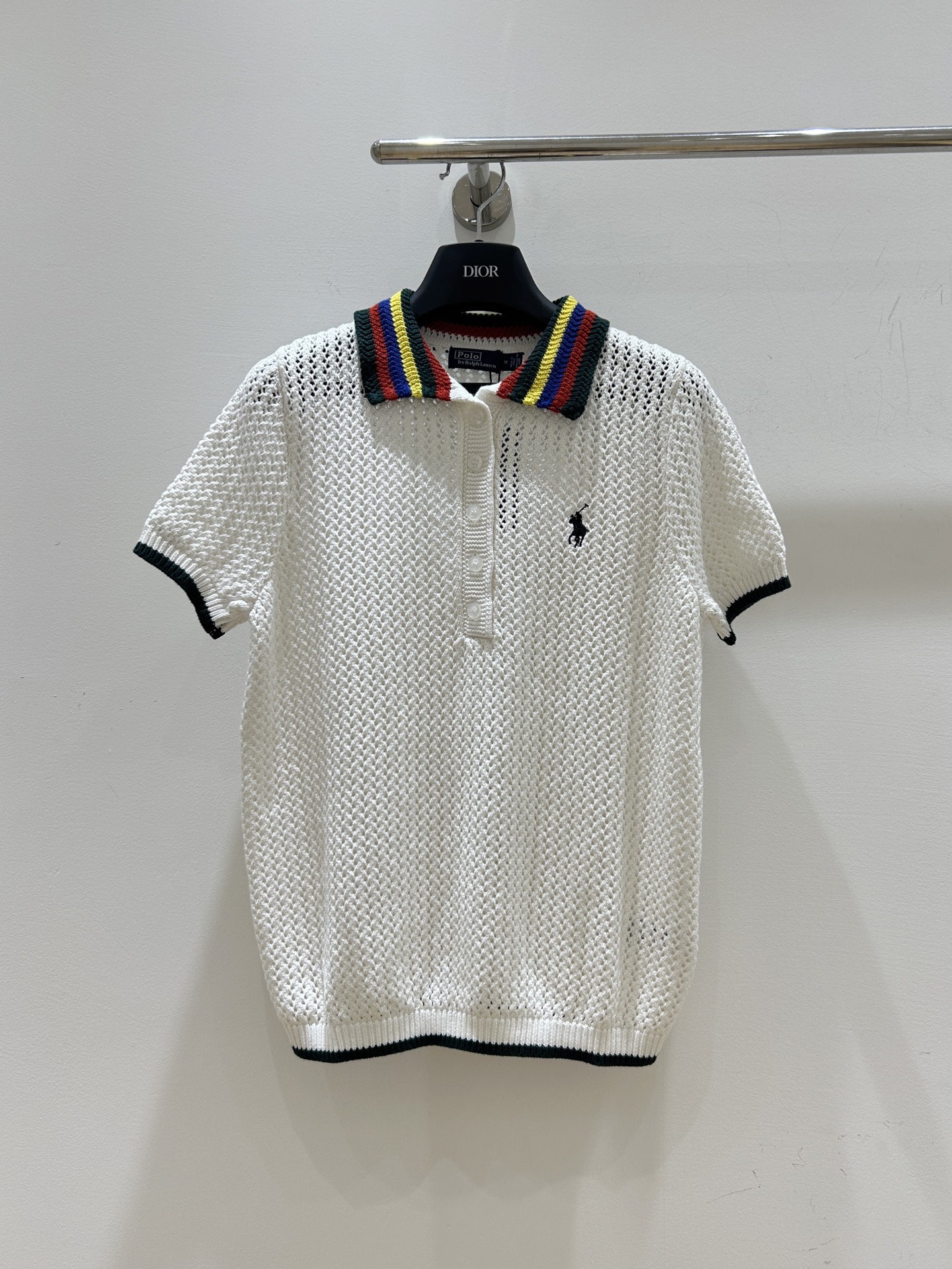 NO:798742,New styles for spring!  This short-sleeved T-shirt from Ralph Lauren is amazing!  The Polo collar design is classic and fashionable, the pony embroidery is exquisite and eye-catching, and the hollow color collar weaving is super distinctive. It will instantly become the focus of spring when you put it on!  ,,T-shirt,19860909春款上新！拉夫劳伦这款短袖T太绝啦！Polo领设计,经典又时尚,小马刺绣精致吸睛,镂空彩领编织超有特色,穿上秒变春日焦点！,,T-shirt,,Women's clothing
