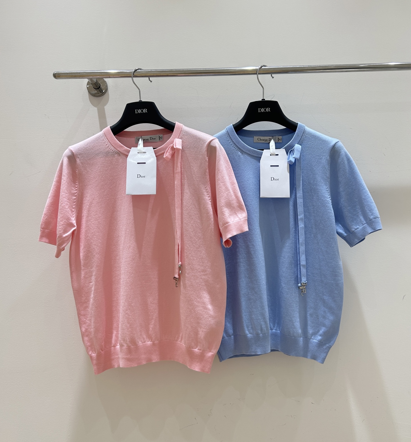 NO:799162,New short sleeves are available!  This Dior model has a knitted round neck design, which is super elegant. The unique bow embellishment adds sweetness. The solid color is versatile, and there are two colors to choose from. It is in stock and shipped quickly, so don’t miss it!  ,,dior,dior,T-shirt,19860909新款短袖上新！Dior迪奥这款,针织圆领设计,超显气质.独特蝴蝶结点缀,增添甜美.纯色百搭,二色可选,现货速发,别错过！,,dior,dior,T-shirt,,Women's clothing