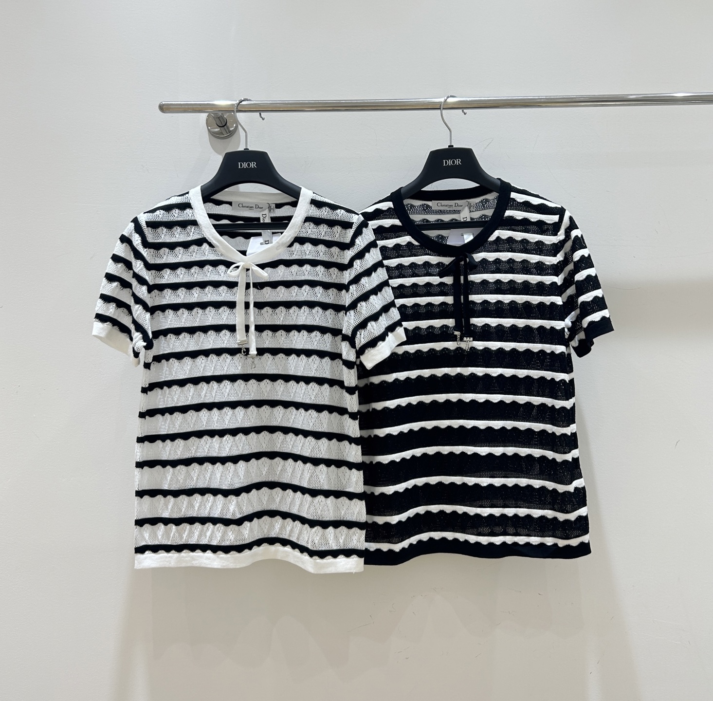 NO:799160,New short sleeves are available!  This Dior Dior one is so stunning. The black and white contrasting stripes are classic and eye-catching. The perforated hollow knitting has a super design sense. It is embellished with bows and has a sweet and cool style that you can easily style!  ,,dior,dior,T-shirt,19860909新款短袖上新！Dior迪奥这款太绝,黑白撞色条纹经典又吸睛,挑孔镂空针织超有设计感,蝴蝶结点缀,甜酷风轻松拿捏！,,dior,dior,T-shirt,,Women's clothing