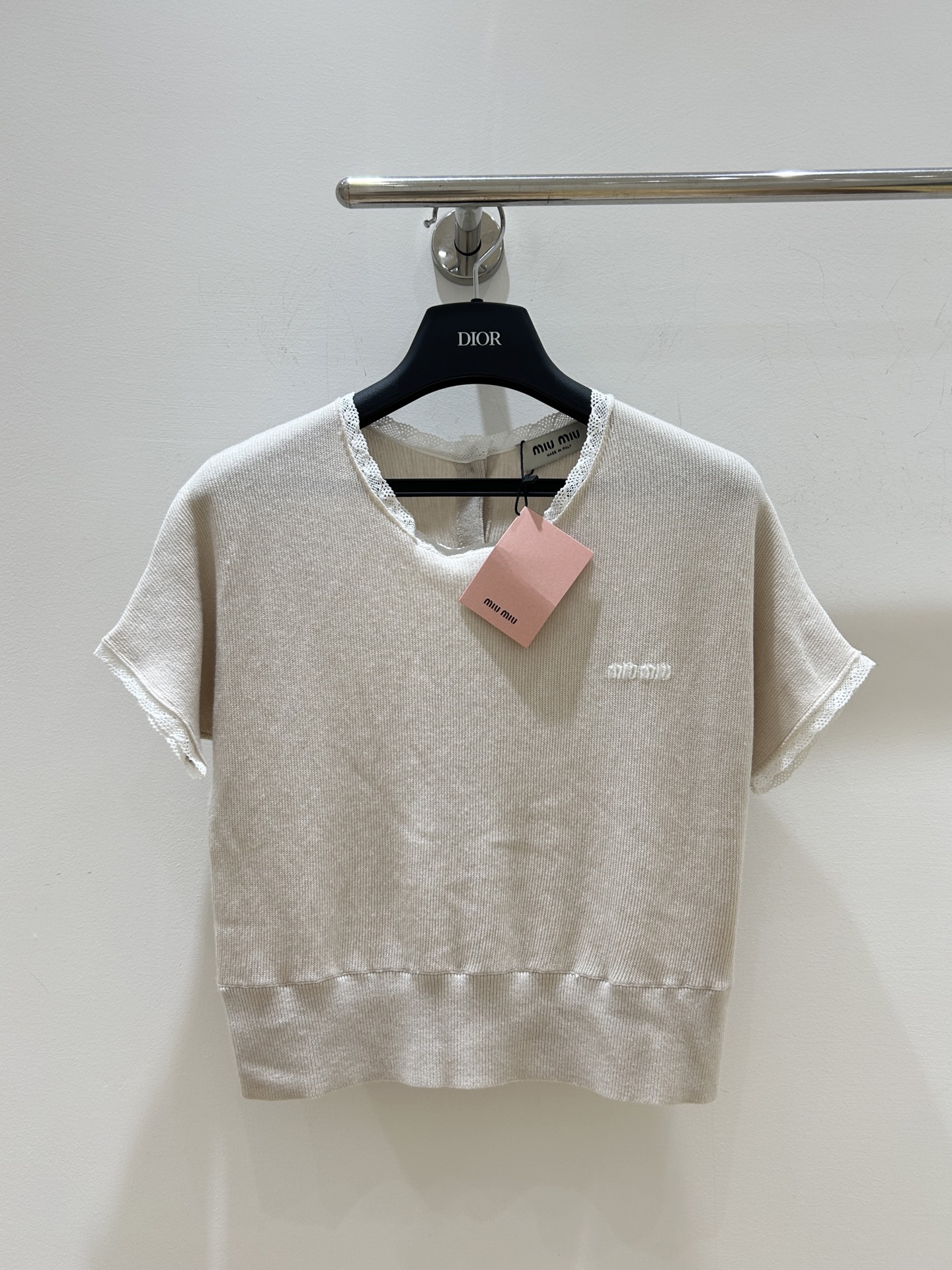 NO:893465,MIUMI* 26 early autumn new style, lace collar knitted short sleeves, miumiu letter jacquard, exquisite and eye-catching. Lace splicing, romantic and sweet. The round neck design is simple and elegant, and the buttons on the back are very ingenious. Size SML,, miumiu, T-shirt,19860909MIUMI* 26早秋新款 蕾丝领针织短袖,miumiu字母提花,精致又吸睛.蕾丝花边拼接,浪漫又甜美.圆领设计简约大方,后背纽扣超有巧思 码数SML,,miumiu,T-shirt,,Women's clothing