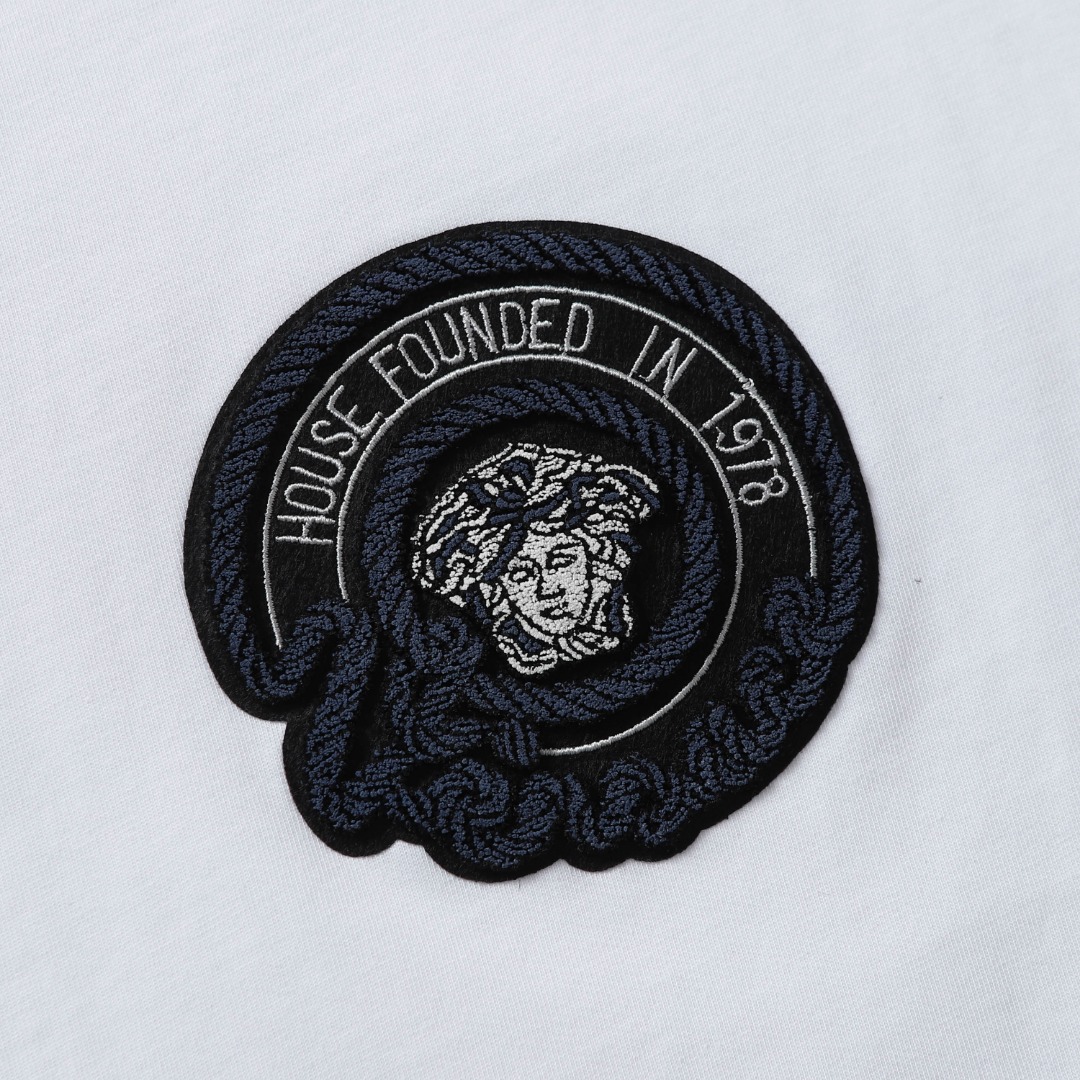 High-Quality Medusa Embroidered T-Shirt in Black and White with Fashion Personality - 图片 3