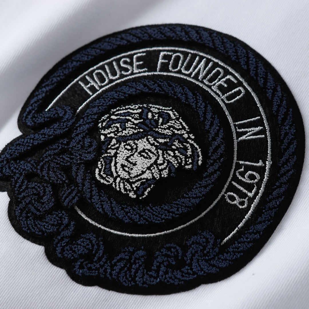 High-Quality Medusa Embroidered T-Shirt in Black and White with Fashion Personality - 图片 4