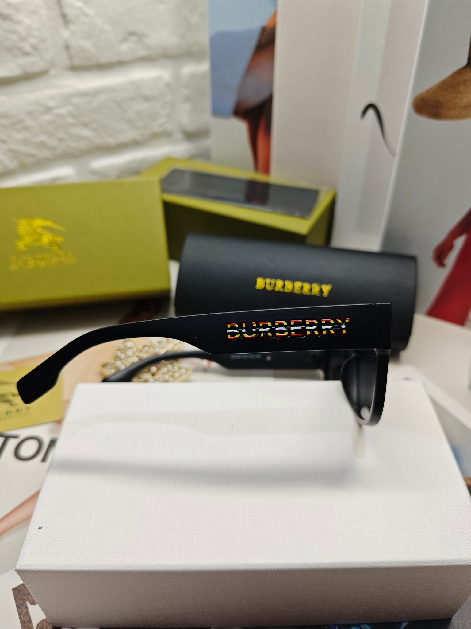 BURBERRY巴宝莉镜腿LOGO成为了当下最流行的时尚元素没有过多的累赘装饰简单高调专柜一比一做工精湛