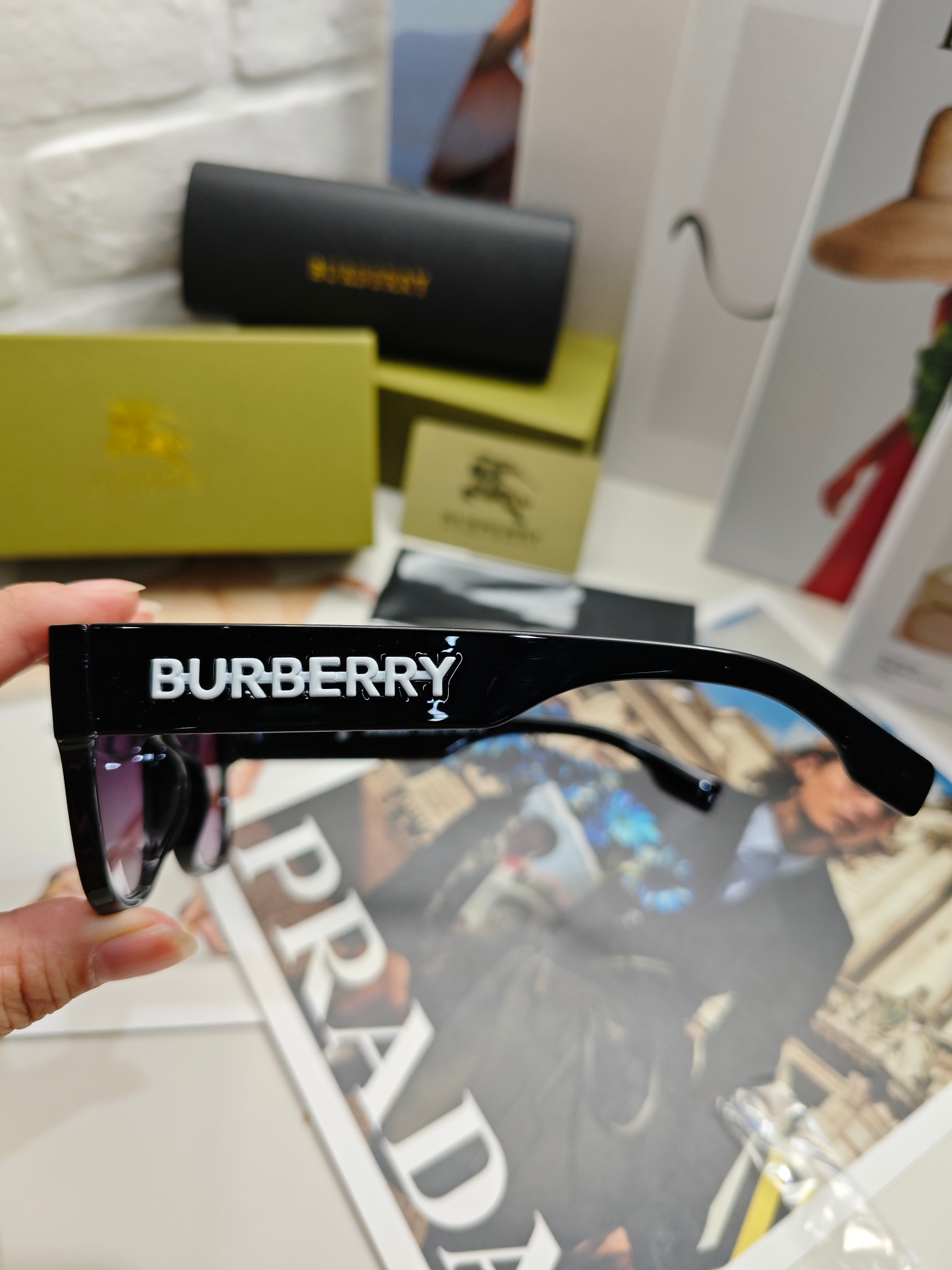 BURBERRY巴宝莉镜腿LOGO成为了当下最流行的时尚元素没有过多的累赘装饰简单高调专柜一比一做工精湛