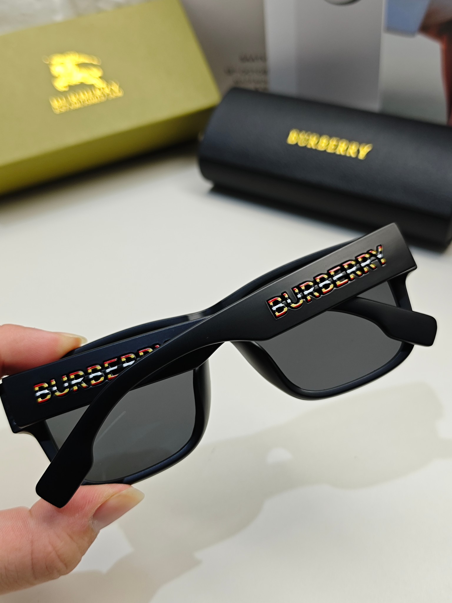 BURBERRY巴宝莉镜腿LOGO成为了当下最流行的时尚元素没有过多的累赘装饰简单高调专柜一比一做工精湛