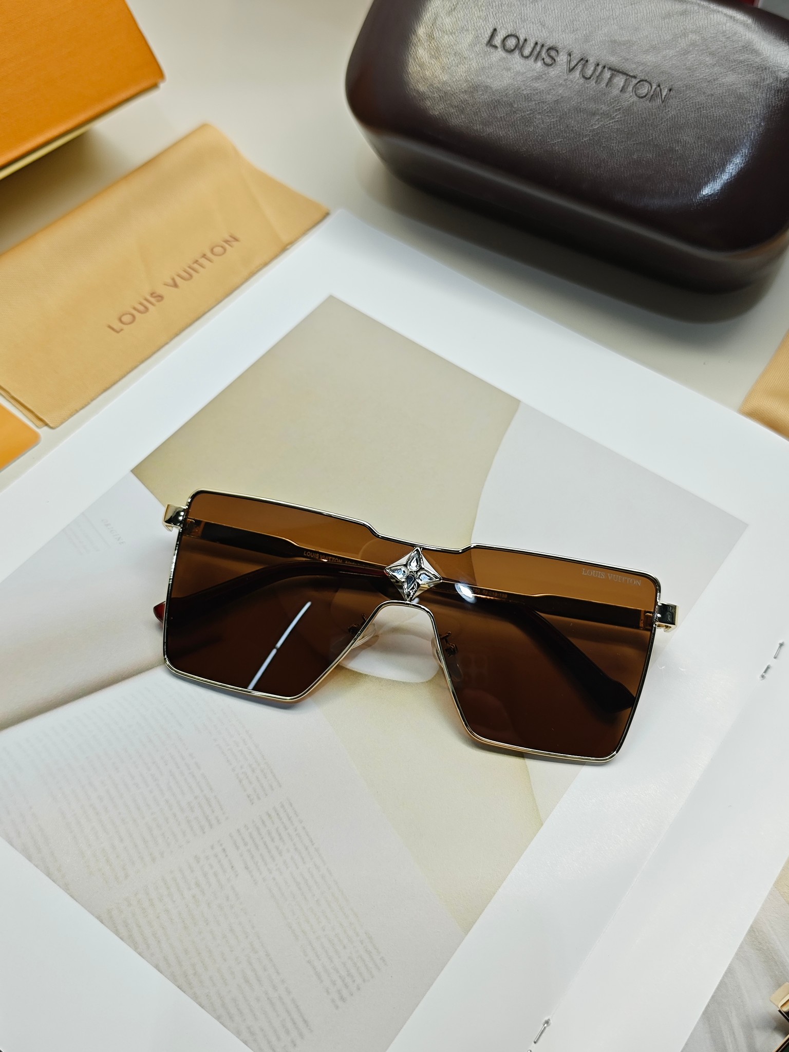 LV路易威登今年最新时尚走秀款型号Z1700U立体金属方款连体设计标识优雅点缀桩头和镜片点缀钻石可为任意