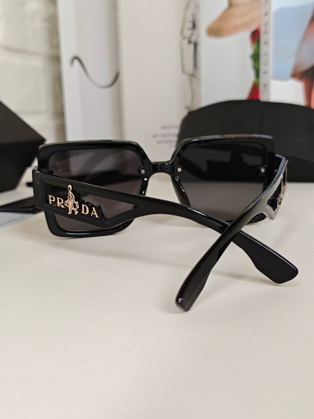 PRADA普拉达2024新款人提手提箱系列太阳镜减轻强光负担遮挡有害光线防辐射出行旅游搭配衣服必备品开车