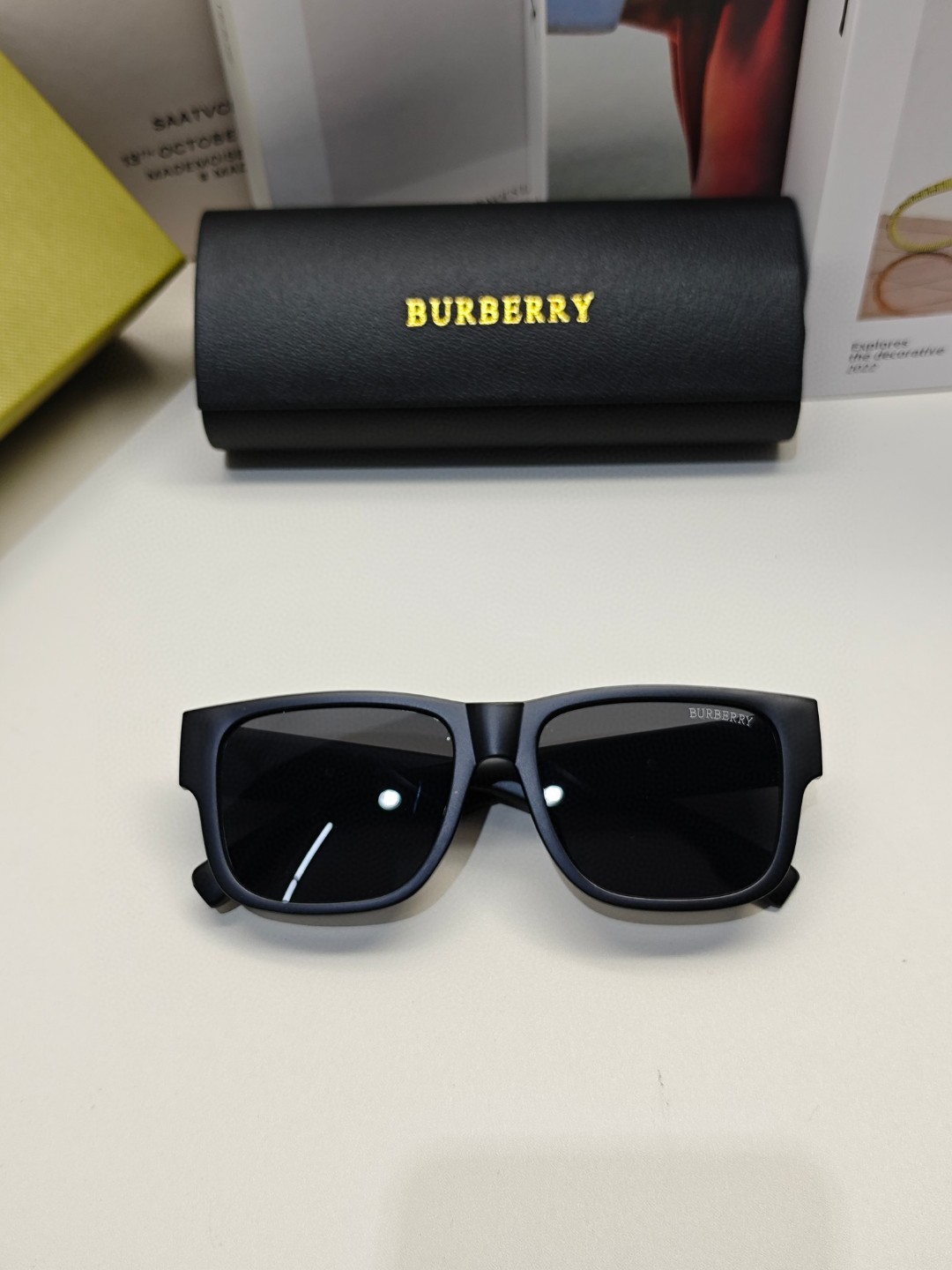 BURBERRY巴宝莉镜腿LOGO成为了当下最流行的时尚元素没有过多的累赘装饰简单高调专柜一比一做工精湛