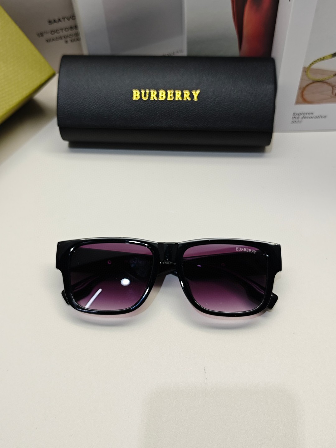 BURBERRY巴宝莉镜腿LOGO成为了当下最流行的时尚元素没有过多的累赘装饰简单高调专柜一比一做工精湛