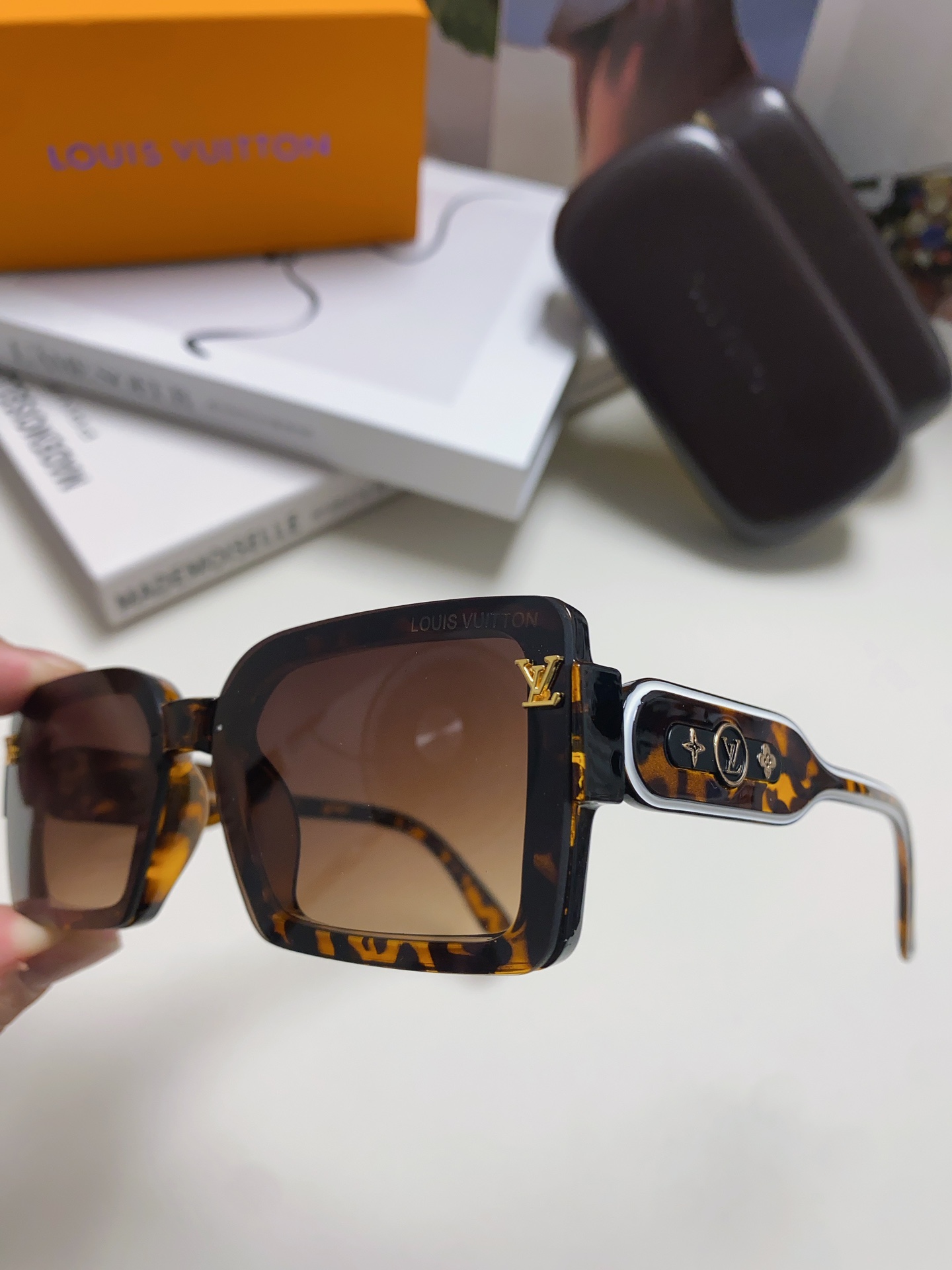 LV路易威登2024新款太阳镜女款眼镜女士开车用偏光墨镜方框显瘦个性复古