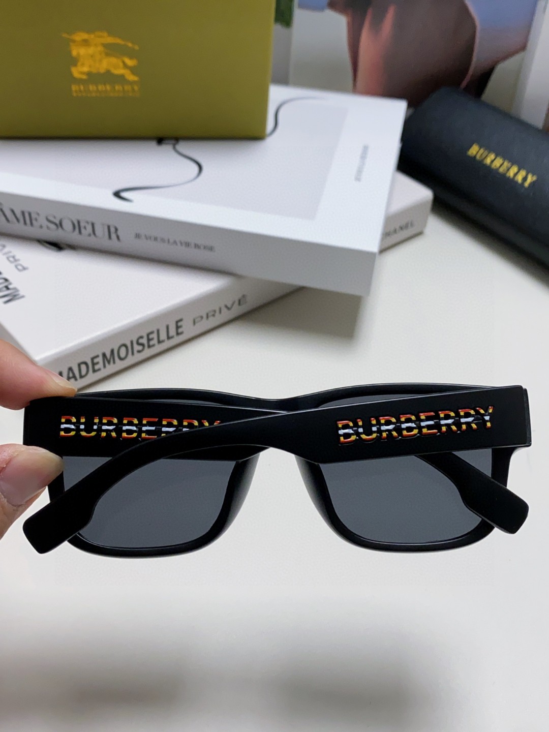 BURBERRY巴宝莉镜腿LOGO成为了当下最流行的时尚元素没有过多的累赘装饰简单高调专柜一比一做工精湛