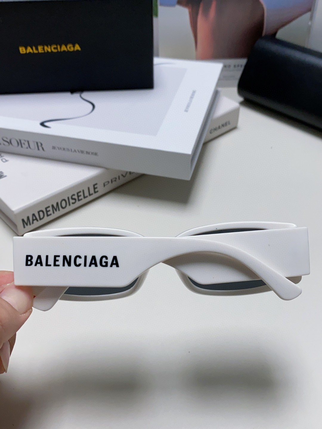 Balenciaga巴黎世家2024爆款春夏新款未来感墨镜太阳镜运动时尚简约风格男女通用