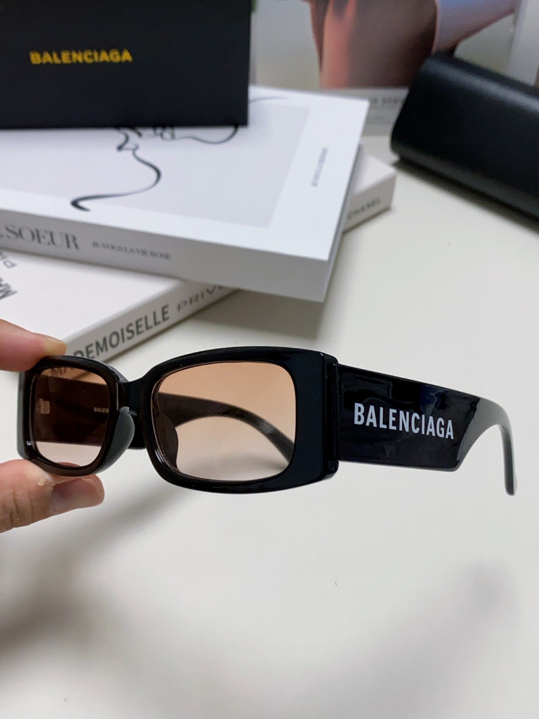 Balenciaga巴黎世家2024爆款春夏新款未来感墨镜太阳镜运动时尚简约风格男女通用