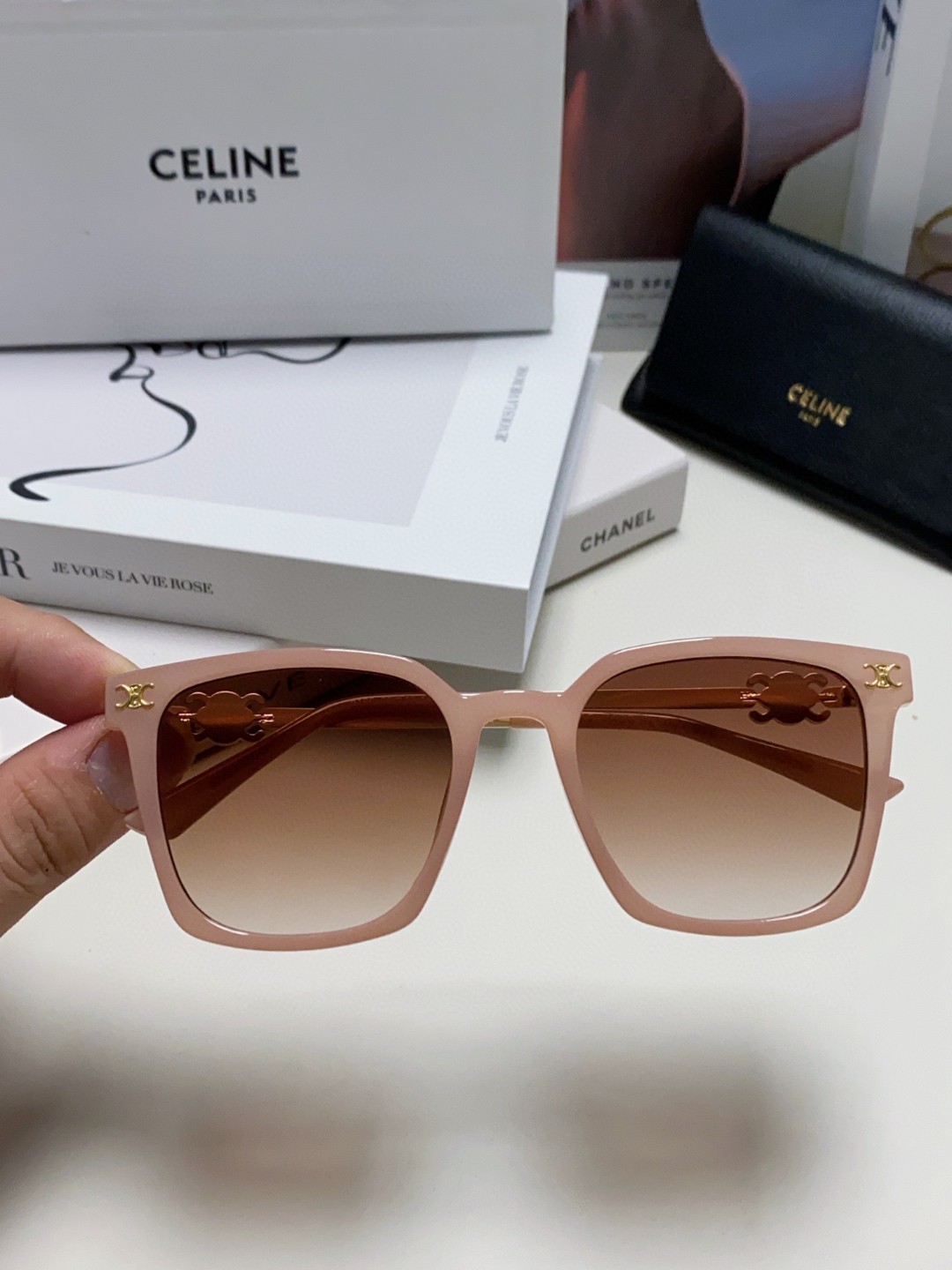  CELINE 赛琳 小红书爆款 徽标巧妙的金属装饰 简单的框型 随手一戴 尽显潮流高贵与奢华 6色