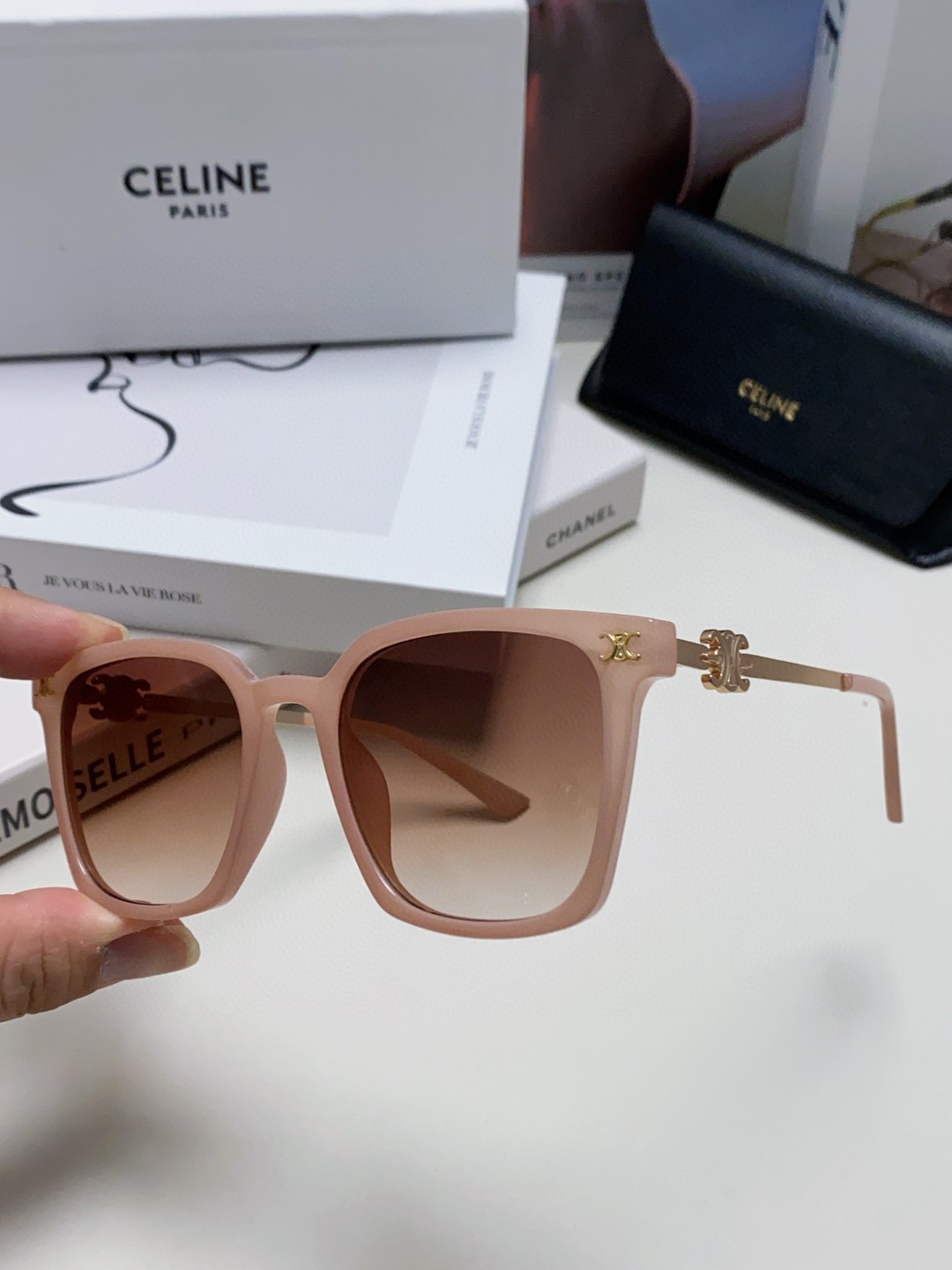 CELINE 赛琳 小红书爆款 徽标巧妙的金属装饰 简单的框型 随手一戴 尽显潮流高贵与奢华 6色