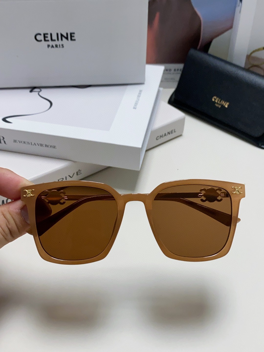  CELINE 赛琳 小红书爆款 徽标巧妙的金属装饰 简单的框型 随手一戴 尽显潮流高贵与奢华 6色